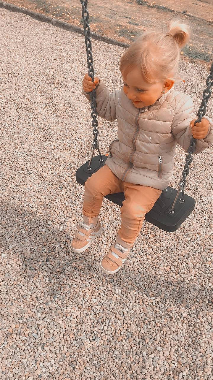 Kellya participe au concours pour gagner de l'argent avec cette photo : baby, baby_toddler_clothing, child, city, foot, fun, grass, happy, human_leg, jewellery, leisure, outdoor_play_equipment, pattern, person, play, playground, recreation, sitting, swing, toddler