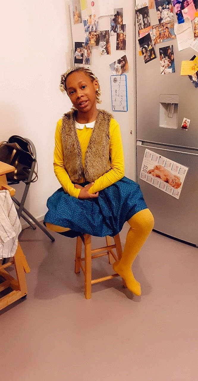 Solène a rejoint le concours — aidez-le/la à gagner de superbes lots ! child, fashion_design, furniture, person, room, sitting, yellow