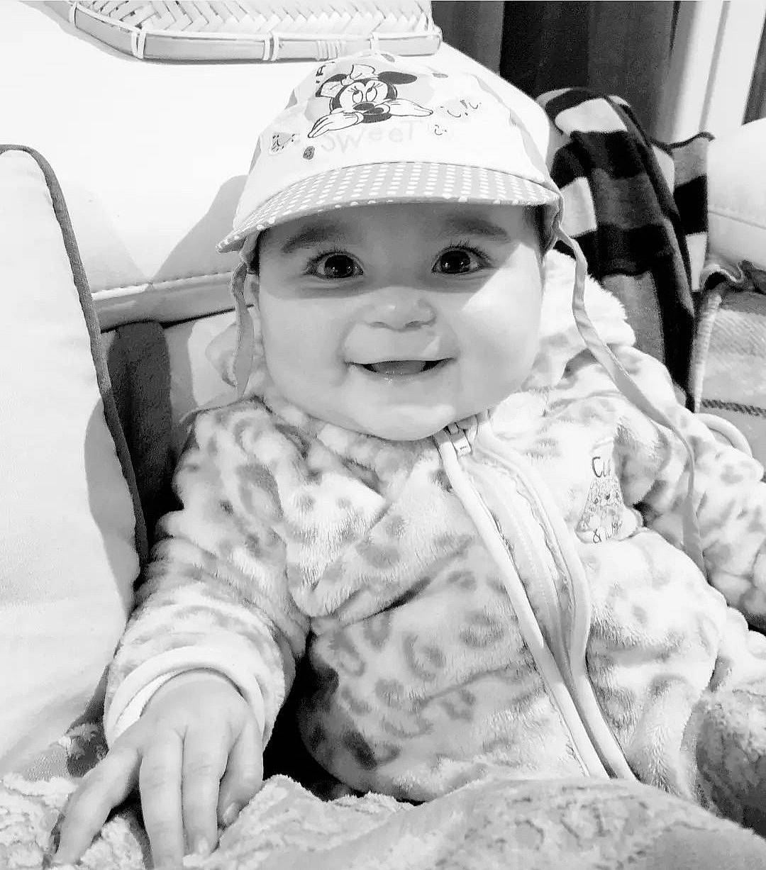 Ana Valentina participe au concours pour gagner de l'argent avec cette photo : baby, baby_toddler_clothing, black, black_and_white, cap, cheek, child, flash_photography, happy, headgear, headwear, joy, monochrome, monochrome_photography, people, person, photograph, sleeve, smile, snapshot
