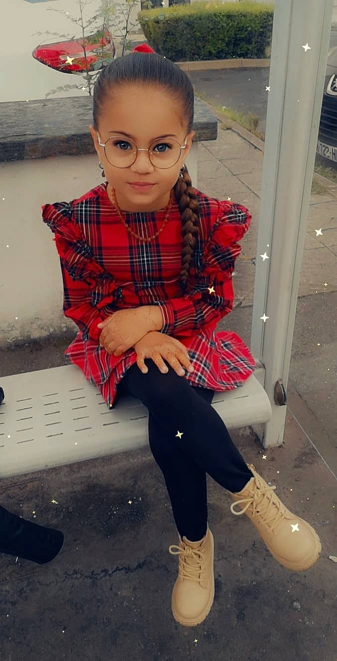 Aycha participe au concours pour gagner de l'argent avec cette photo : cool, dress, eyewear, face, fashion, footwear, hairstyle, knee, lip, person, pink, plaid, shoe, sleeve, smile, standing, t_shirt, tartan, textile, thigh