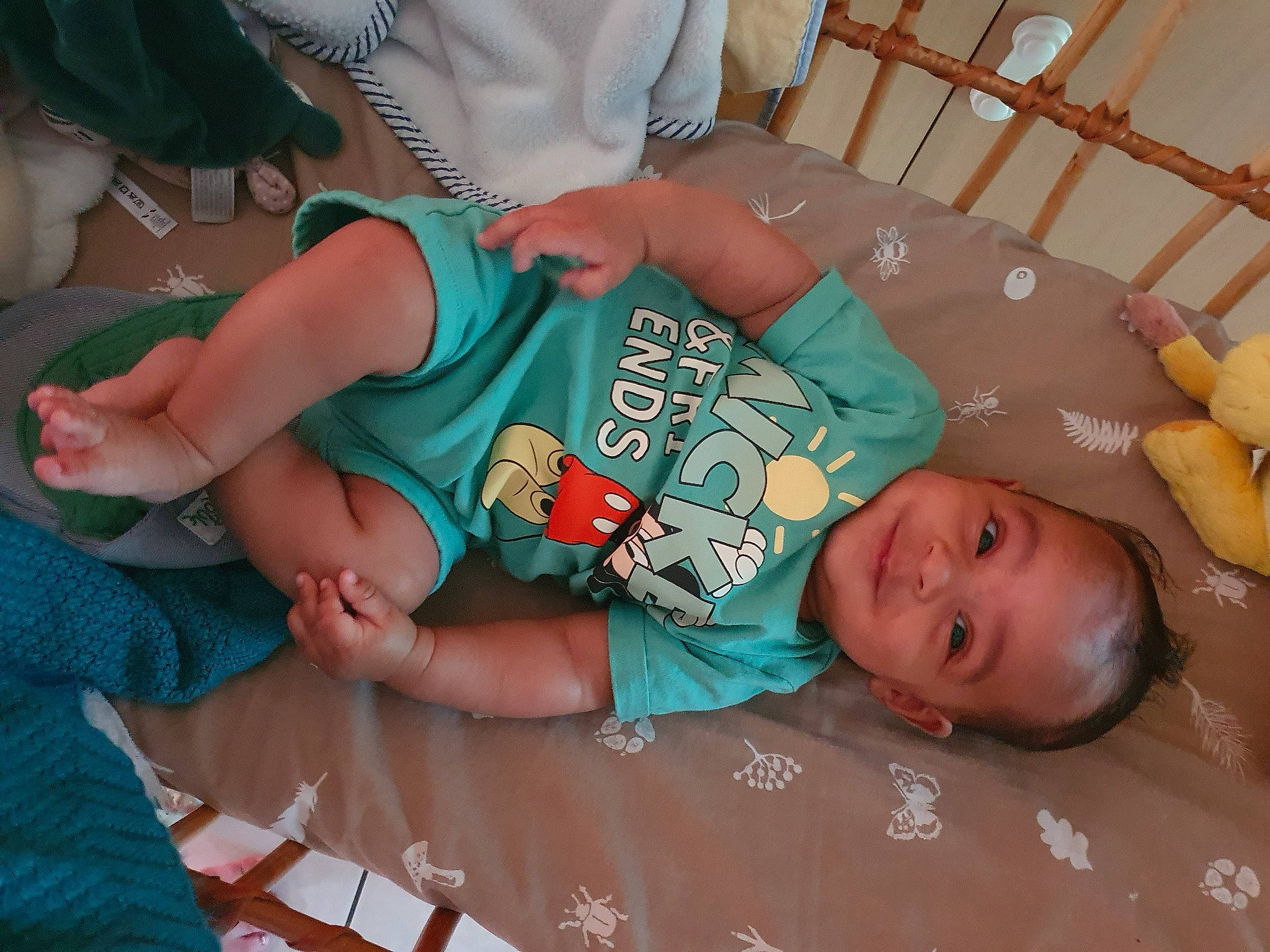 Anaël participe au concours pour gagner de l'argent avec cette photo : arm, baby, baby_products, baby_toddler_clothing, bedding, child, comfort, elbow, finger, fun, happy, human_body, joint, leg, linens, pattern, person, room, t_shirt, thigh