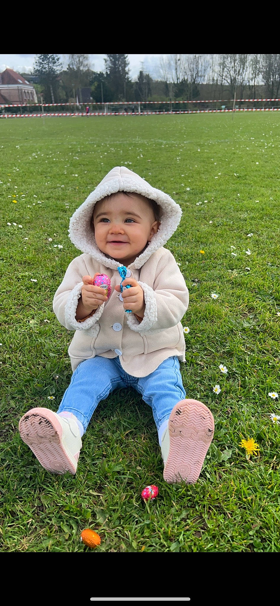 Aimée a rejoint le concours — aidez-le/la à gagner de superbes lots ! baby, baby_toddler_clothing, botany, child, fun, grass, grass_family, grassland, happy, headwear, joy, lawn, leaf, leisure, meadow, people_in_nature, person, photograph, plant, recreation