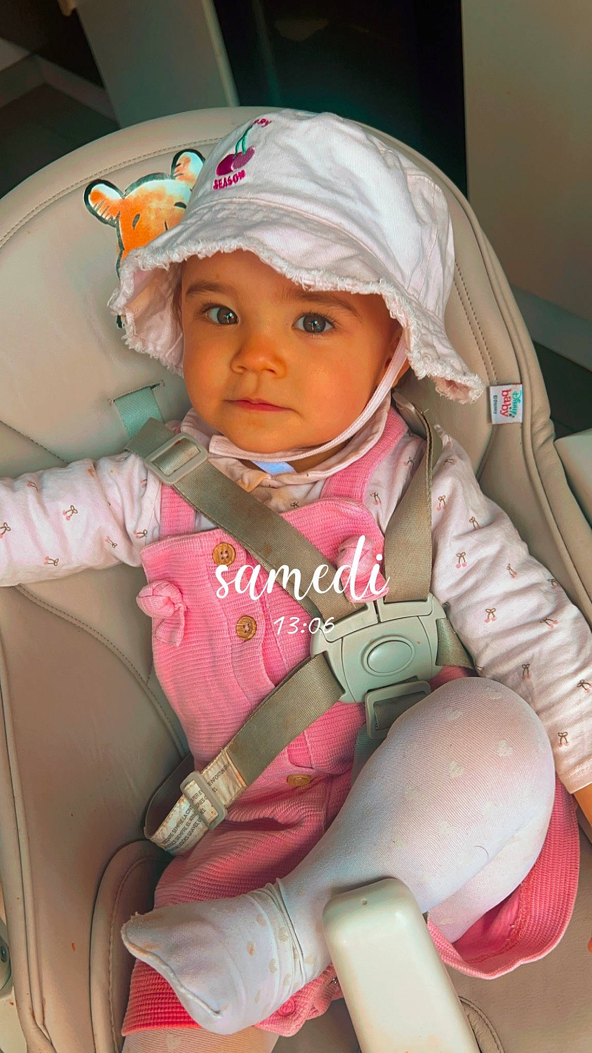 Aimée participe au concours pour gagner de l'argent avec cette photo : baby, baby_carriage, baby_products, baby_safety, baby_toddler_clothing, car_seat, cheek, child, comfort, eyelash, fashion_accessory, fun, headwear, mouth, nose, outerwear, person, pink, product, sitting