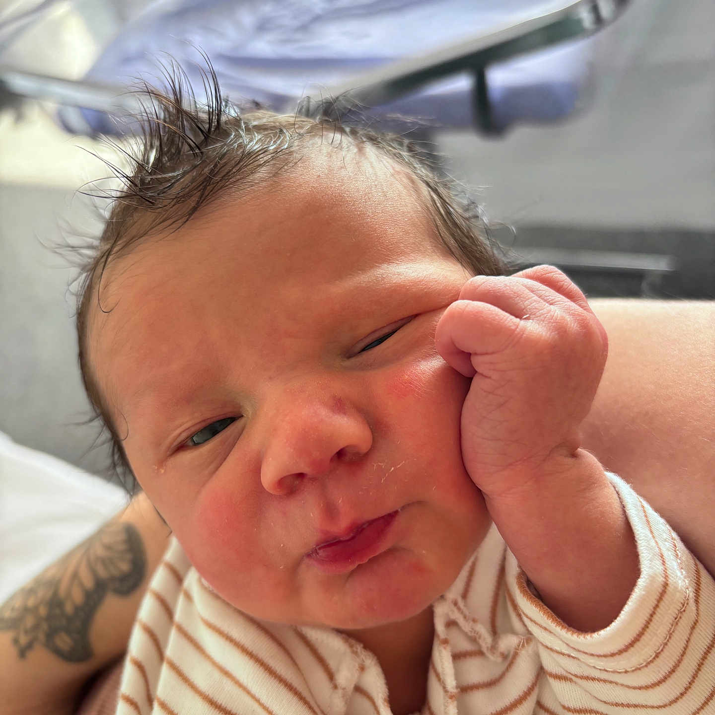 Gabriel a rejoint le concours — aidez-le/la à gagner de superbes lots ! arm, baby, bed, blanket, closeup, cute, expression, face, fist, hair, hand, hospital, infant, newborn, person, skin, sleepy, soft_light, striped_clothing, tattoo