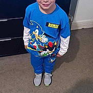 Gennaro a rejoint le concours — aidez-le/la à gagner de superbes lots ! child, boy, standing, indoor, carpet, blue_clothing, sonic_the_hedgehog, sneakers, smiling, short_hair, dresser, shadow, wall, floor, casual_wear, person, young, portrait, fashion, happy