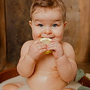 Izaac participe au concours pour gagner de l'argent avec cette photo : baby, bathtub, blue_eyes, chubby_cheeks, citrus, foliage, hands, indoor, infant, lemon, lemon_slice, milk_bath, natural_light, playful, portrait, sitting, smile, tub, wet_skin, wooden_background