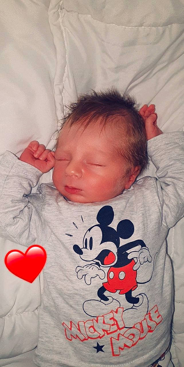 Dayron a rejoint le concours — aidez-le/la à gagner de superbes lots ! baby, bedtime, cheek, child, ear, head, nap, nose, person, skin, sleep, textile, toddler