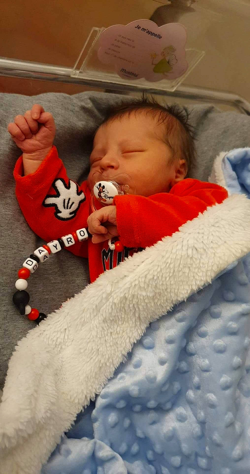 Dayron a rejoint le concours — aidez-le/la à gagner de superbes lots ! baby, bedtime, blanket, cheek, child, person, toddler