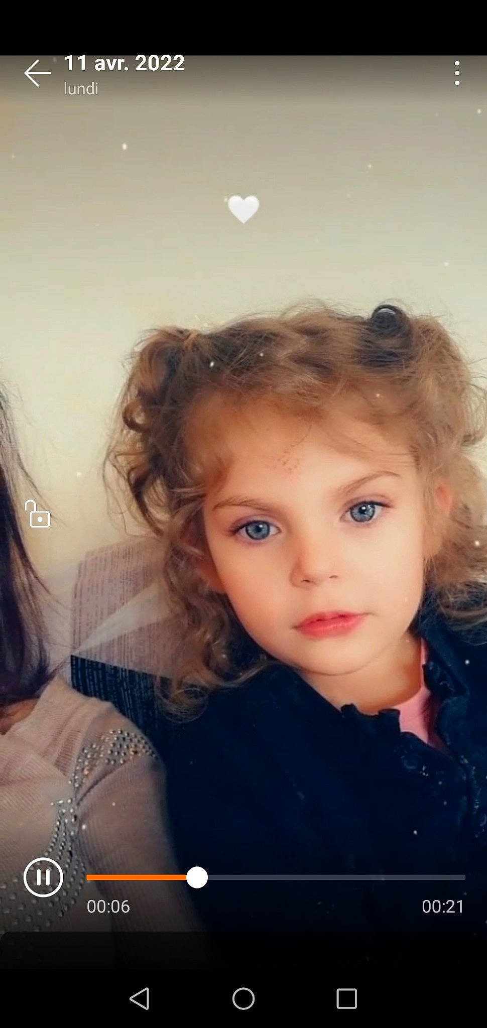 Mylena participe au concours pour gagner de l'argent avec cette photo : black_hair, blond, brown_hair, cheek, child, chin, eyebrow, eyelash, flash_photography, forehead, happy, iris, lip, long_hair, mouth, nose, person, ringlet, skin, toddler