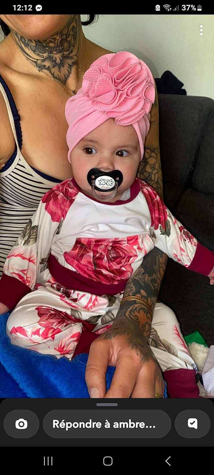 Luna a rejoint le concours — aidez-le/la à gagner de superbes lots ! baby, baby_products, baby_toddler_clothing, child, comfort, costume, couch, dress, fashion_accessory, happy, headwear, human_leg, linens, magenta, pattern, person, pink, sitting, skin, sleeve