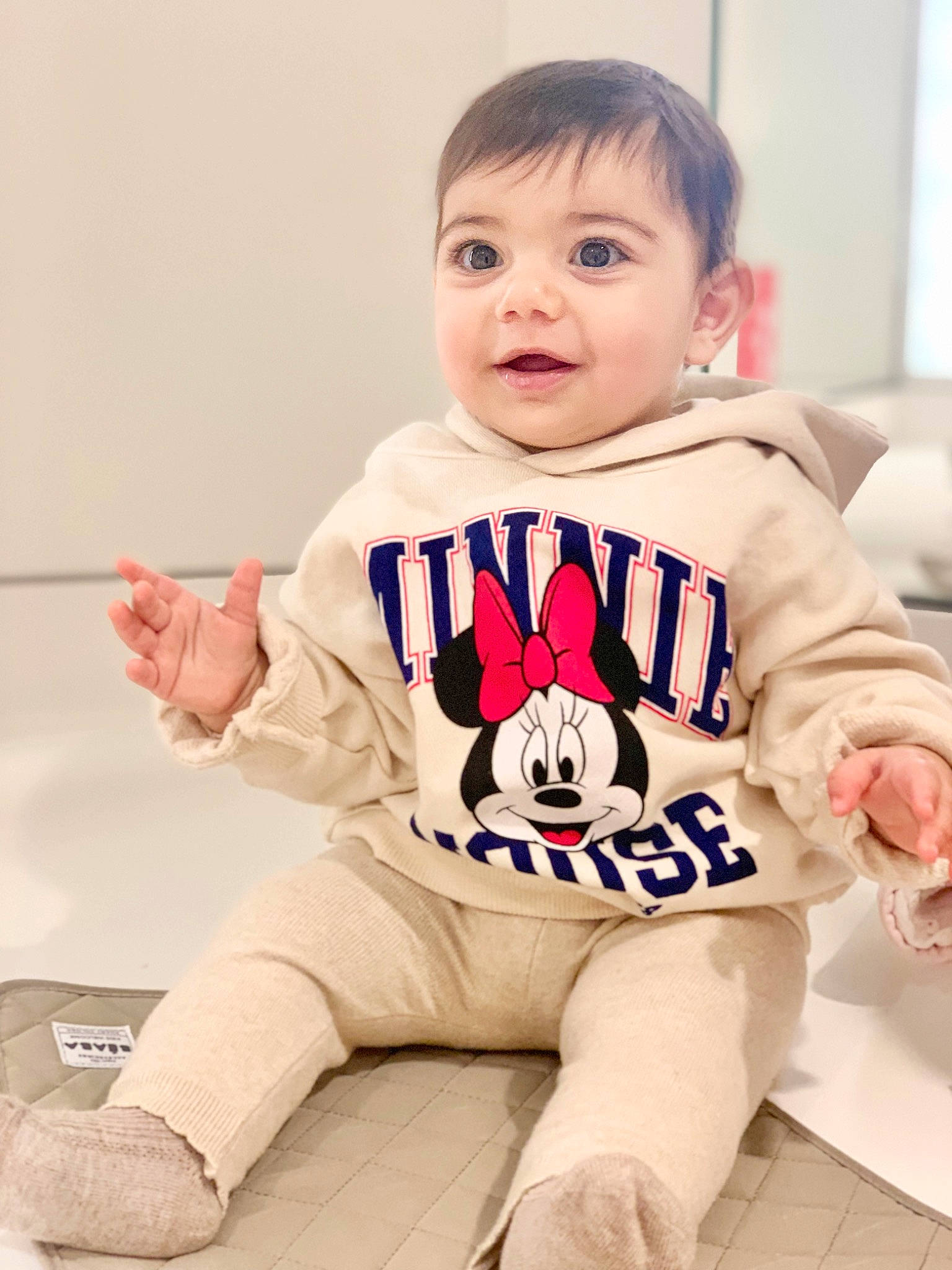 Ani participe au concours pour gagner de l'argent avec cette photo : baby, baby_toddler_clothing, cheek, child, collar, face, happy, knee, long_sleeved_t_shirt, neck, pattern, person, product, sitting, sleeve, smile, sportswear, standing, t_shirt, thigh