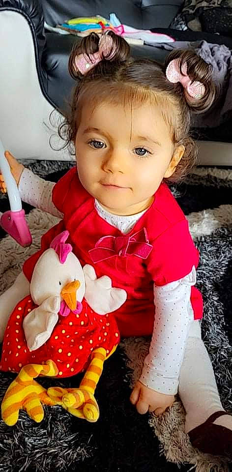 Aleyna participe au concours pour gagner de l'argent avec cette photo : baby_toddler_clothing, bangs, brown_hair, cheek, child, doll, dress, eye, eyelash, hairstyle, happy, headgear, headpiece, lip, pattern, person, pink, skin, sleeve, toddler