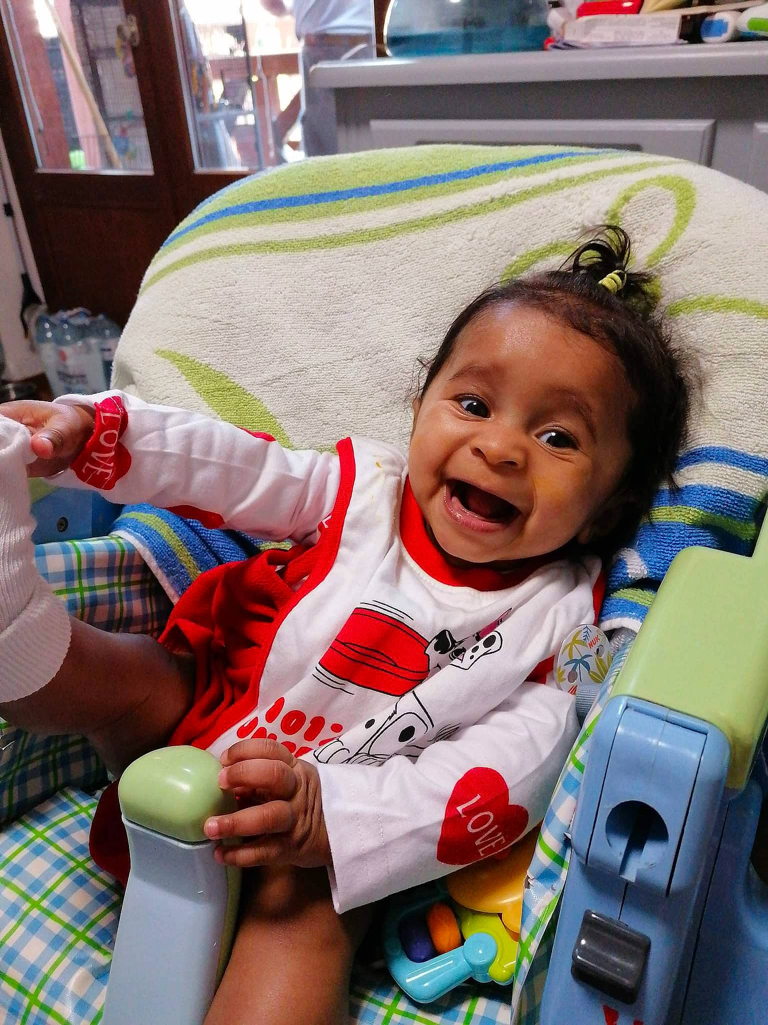 Soleya a rejoint le concours — aidez-le/la à gagner de superbes lots ! baby, baby_carriage, baby_products, baby_toddler_clothing, child, comfort, couch, event, fun, green, happy, lap, person, picture_frame, plaid, room, skin, smile, sock, tartan