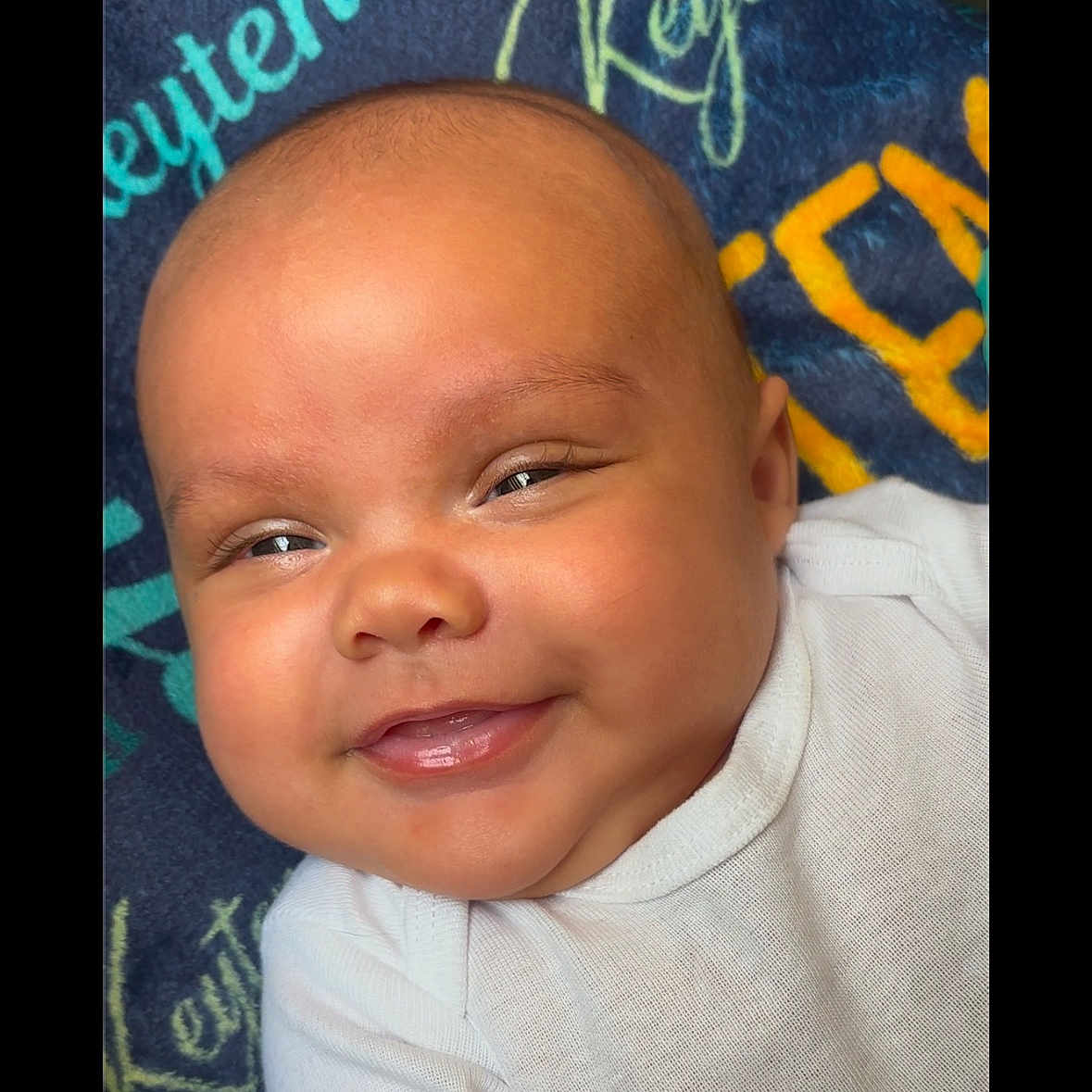 Keyten is registered to the contest to win money with this photo: accessories, baby, babylaughing, bodypart, bonnet, cap, clothing, cushion, face, happy, hat, head, homedecor, laughing, mouth, newborn, person, photography, portrait, smile