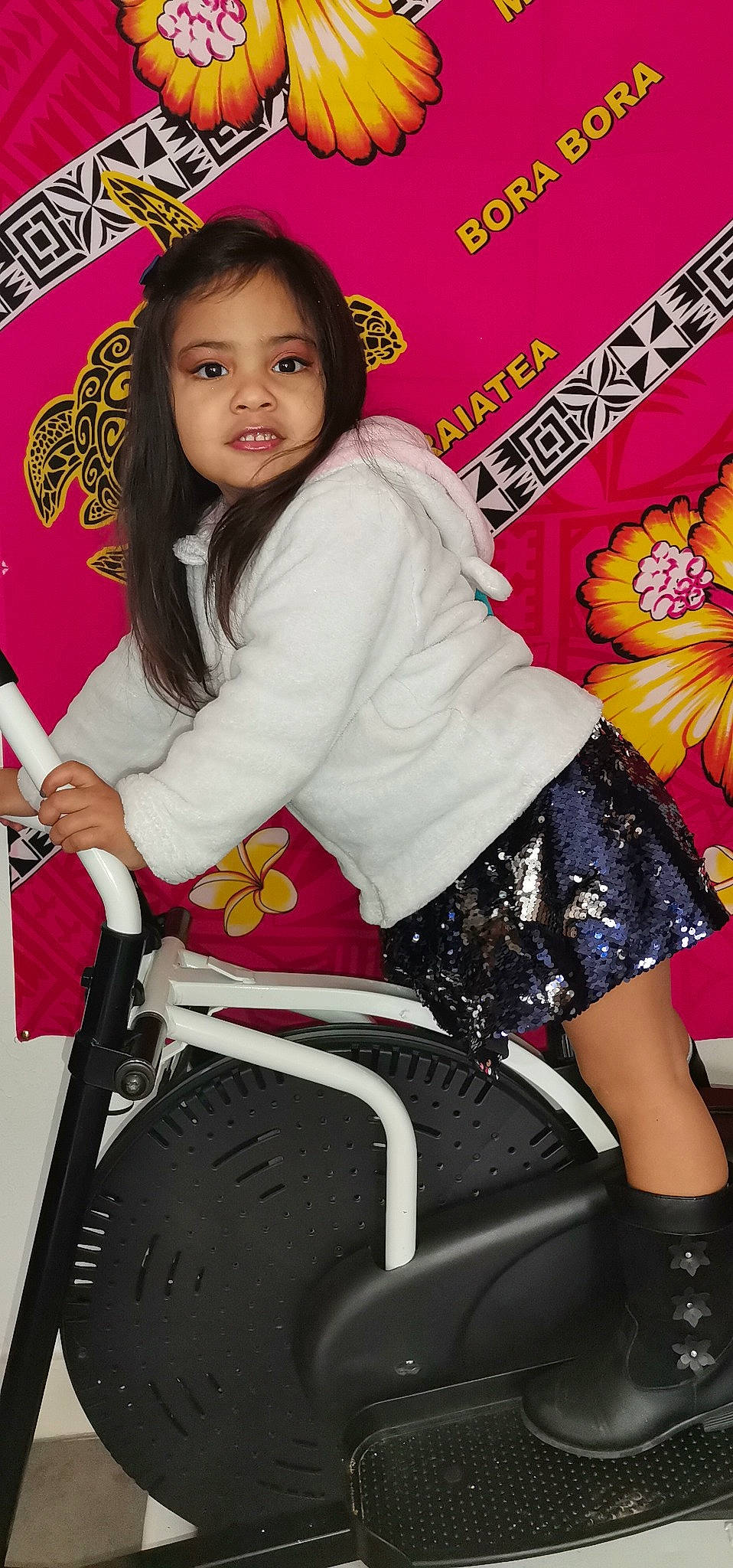 Angélique a rejoint le concours — aidez-le/la à gagner de superbes lots ! black_hair, child_model, knee, lap, leg, long_hair, person, sitting, thigh