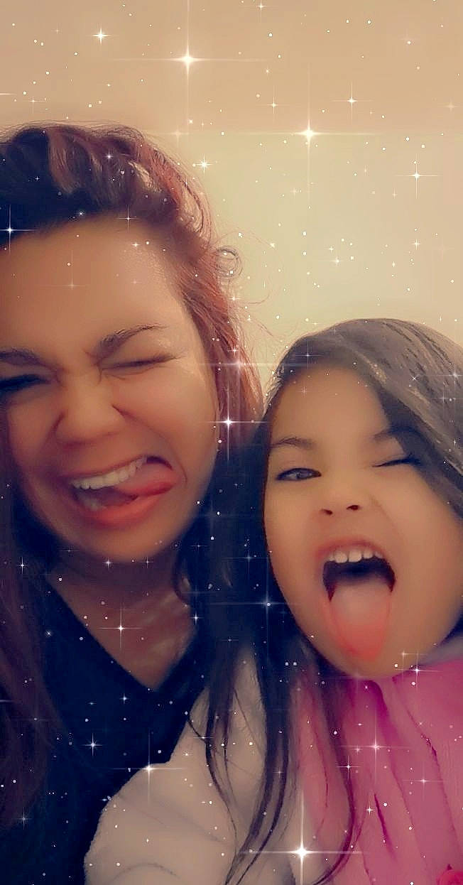 Angélique participe au concours pour gagner de l'argent avec cette photo : beauty, cheek, child, eyebrow, face, facial_expression, forehead, friendship, fun, happy, head, lip, mouth, nose, people, person, selfie, skin, sky, smile