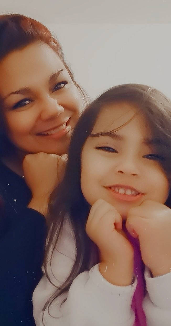 Angélique a rejoint le concours — aidez-le/la à gagner de superbes lots ! beauty, cheek, child, chin, eyebrow, face, facial_expression, forehead, friendship, fun, happy, head, joy, lip, mouth, nose, person, photography, selfie, sibling