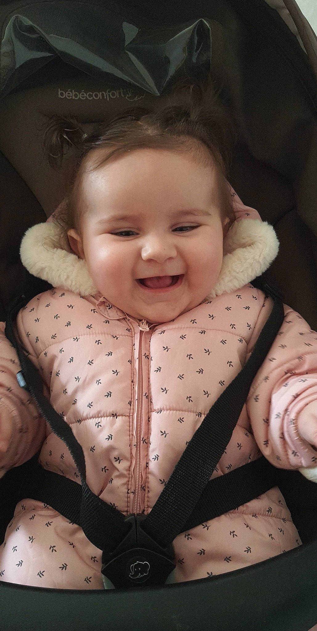 Kélia a rejoint le concours — aidez-le/la à gagner de superbes lots ! arm, baby, baby_toddler_clothing, cheek, collar, eye, face, flash_photography, happy, human_body, joy, lip, neck, nose, organ, outerwear, person, skin, sleeve, smile