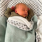 Emile a rejoint le concours — aidez-le/la à gagner de superbes lots ! baby, bed, bedding, blanket, child, clothing, cozy, cute, face, head, indoors, infant, newborn, peaceful, portrait, resting, sleeping, soft, star_pattern, wrapped