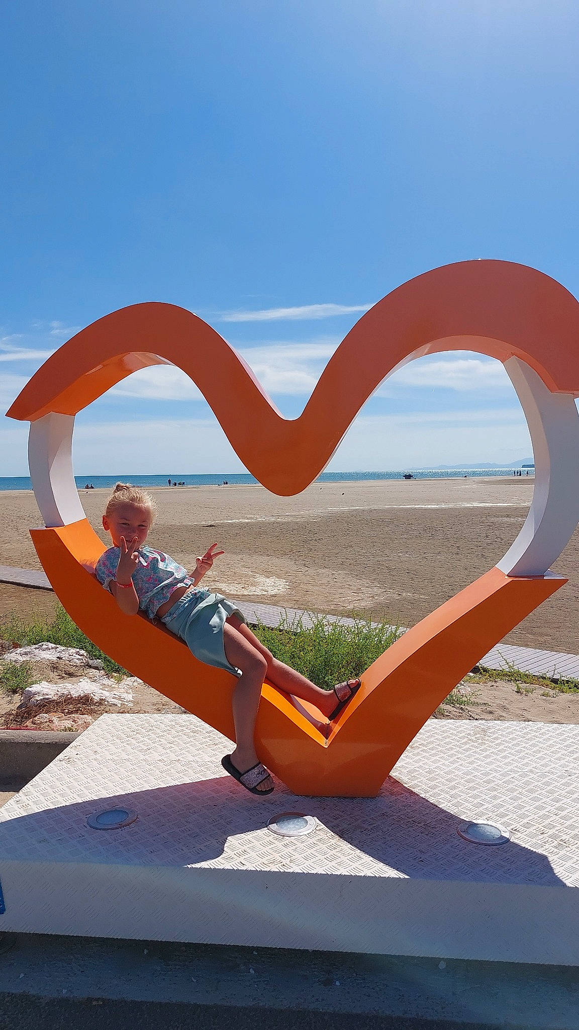 Shanna participe au concours pour gagner de l'argent avec cette photo : art, azure, beach, cloud, font, fun, happy, horizon, landscape, leisure, ocean, outdoor_furniture, people_in_nature, person, recreation, sculpture, shade, sky, travel, water