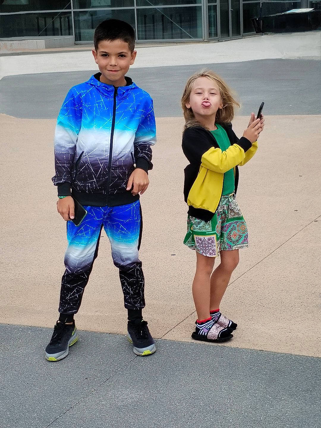 Shanna a rejoint le concours — aidez-le/la à gagner de superbes lots ! asphalt, boot, child, denim, electric_blue, fashion_design, fun, gesture, human_leg, joy, leisure, pattern, pedestrian, person, recreation, shoe, shorts, sneakers, t_shirt, toddler