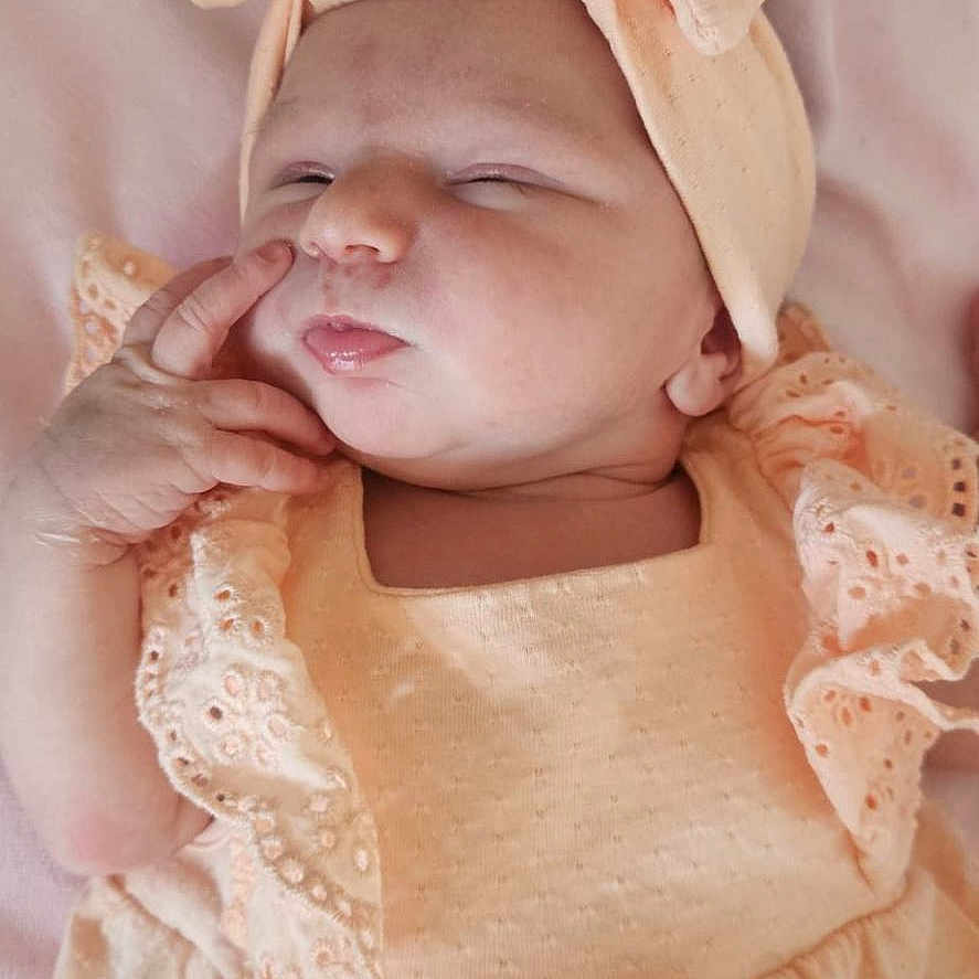 Livia participe au concours pour gagner de l'argent avec cette photo : baby, blanket, child, close_up, cute, face, floral_pattern, hand, head_wrap, indoors, infant, newborn, peaceful, peach_outfit, person, portrait, resting, skin, sleeping, soft_fabric