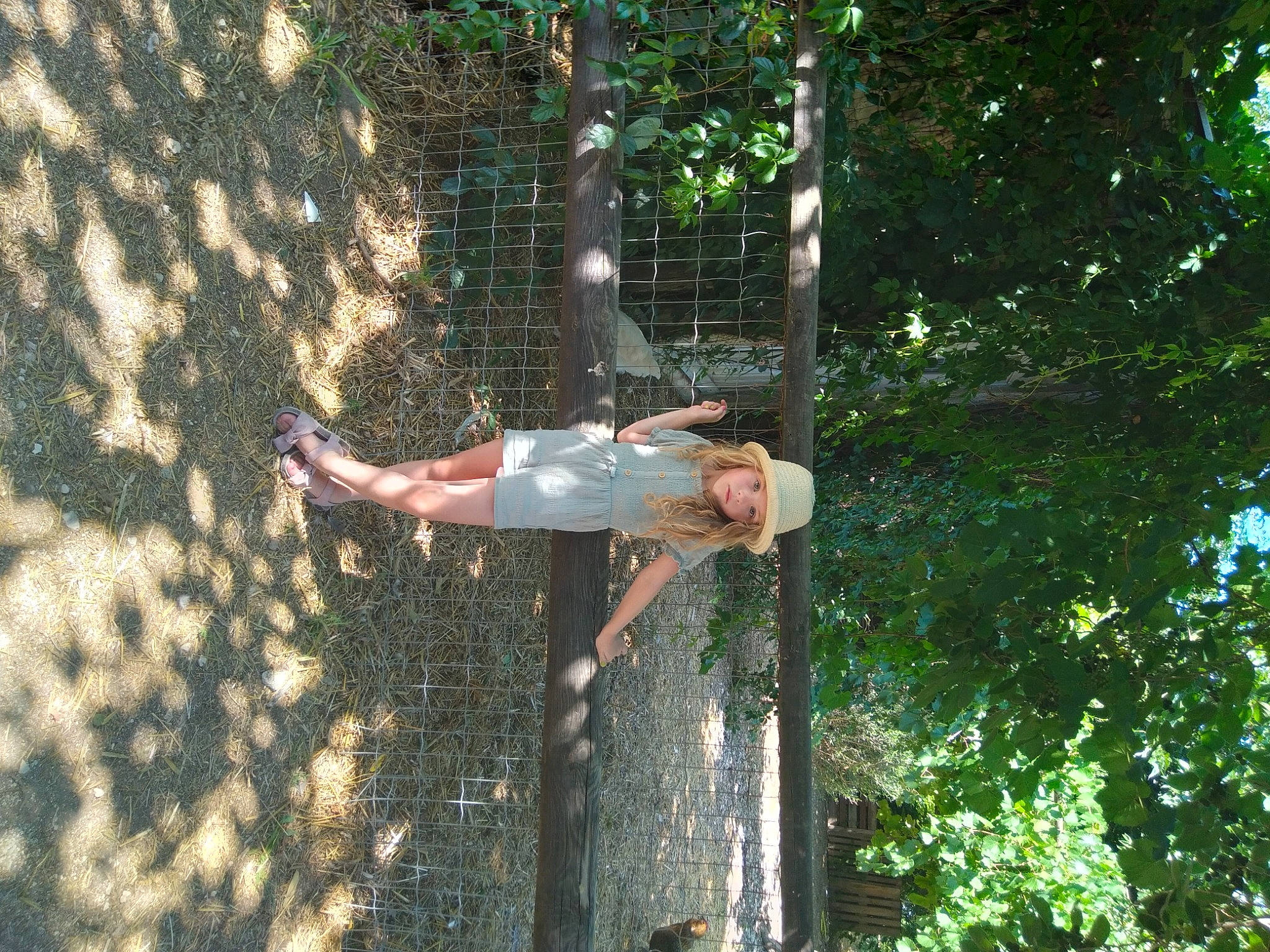 Uhaina a rejoint le concours — aidez-le/la à gagner de superbes lots ! balance, elbow, forest, fun, grass, headwear, jungle, leisure, people_in_nature, person, plant, recreation, soil, thigh, tree, trunk, wood, woody_plant