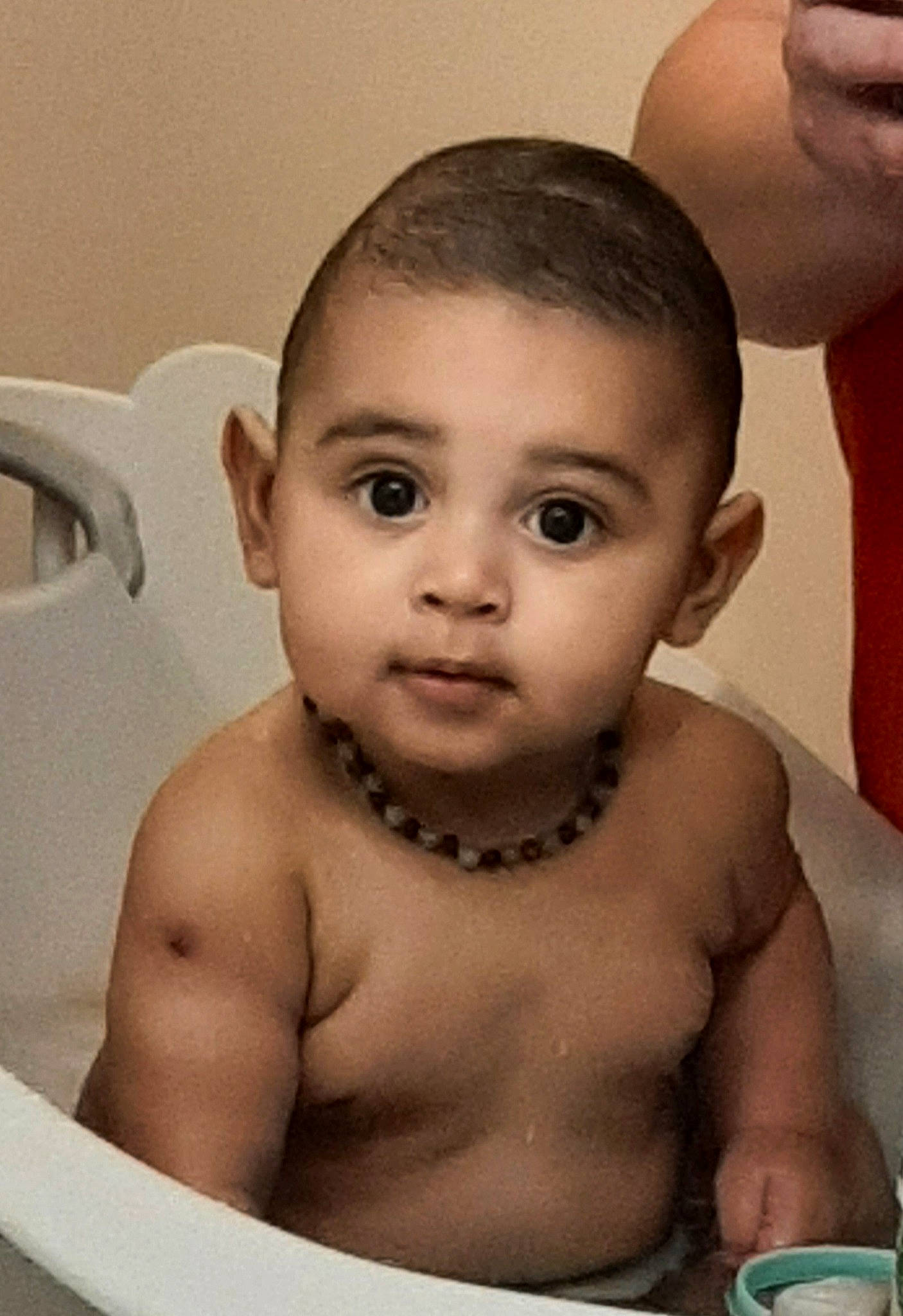 Maydan participe au concours pour gagner de l'argent avec cette photo : arm, cheek, chin, eye, eyebrow, eyelash, face, forehead, hair, hairstyle, hand, head, lip, mouth, muscle, neck, nose, organ, person, shoulder