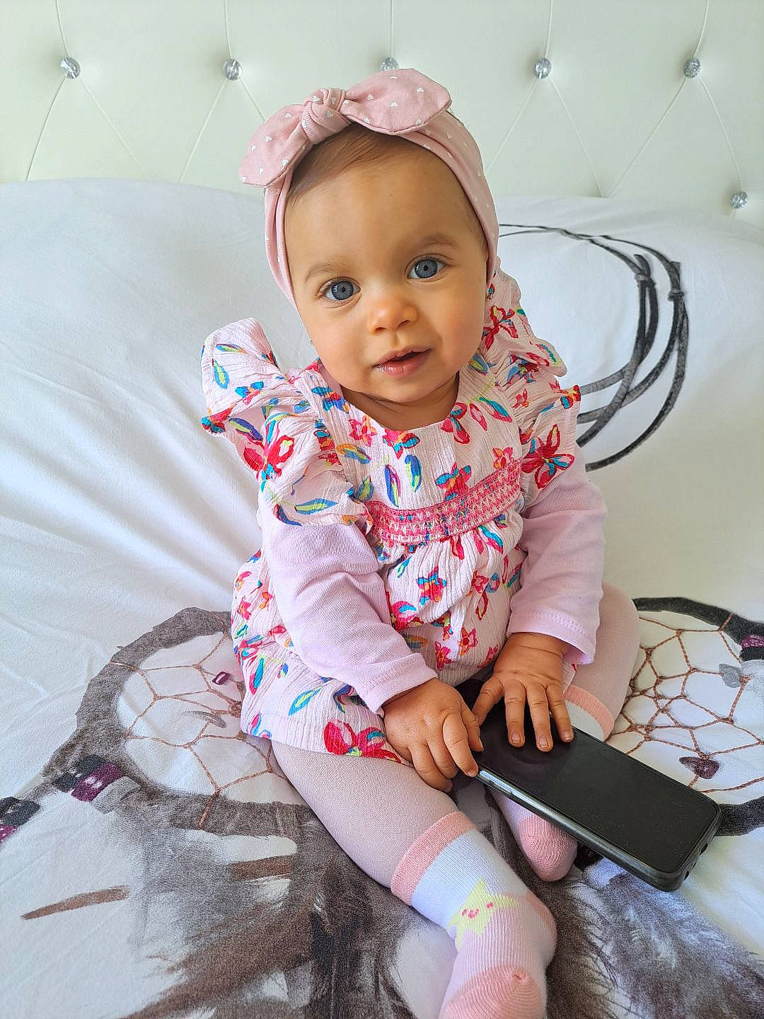 Kayna a rejoint le concours — aidez-le/la à gagner de superbes lots ! baby, baby_toddler_clothing, cheek, comfort, fashion_accessory, fun, happy, human_leg, iris, knee, magenta, pattern, person, pink, skin, sleeve, smile, sock, t_shirt, thigh