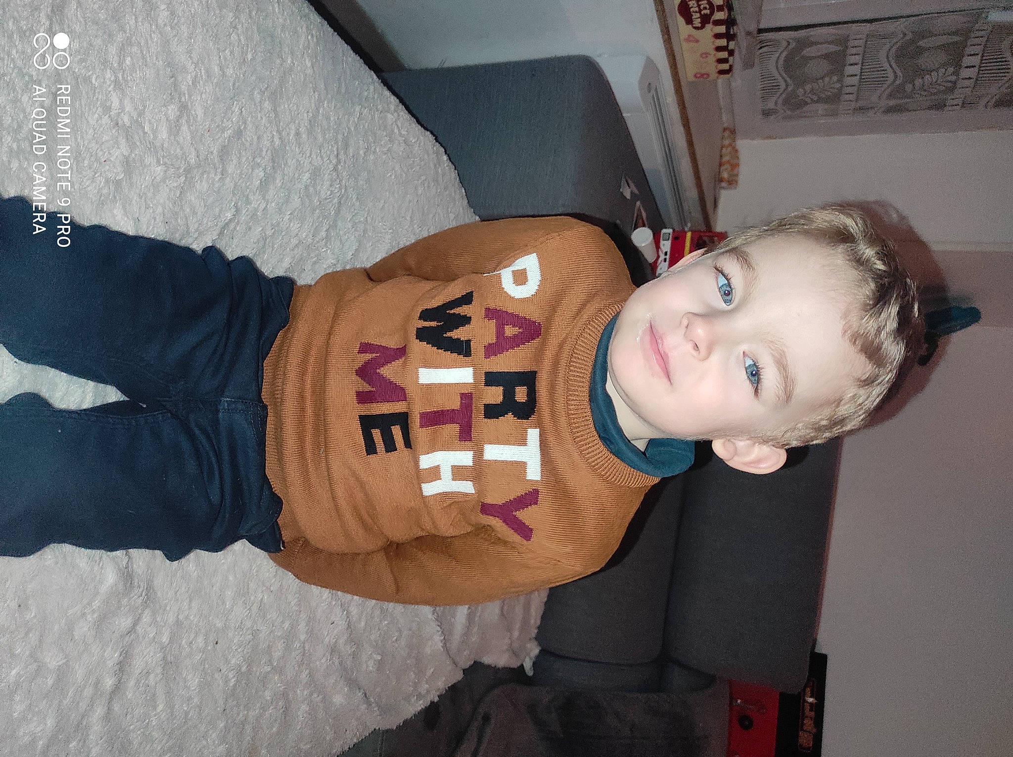 Valentin a rejoint le concours — aidez-le/la à gagner de superbes lots ! carmine, elbow, flash_photography, fun, person, sleeve, smile, wood, wrist