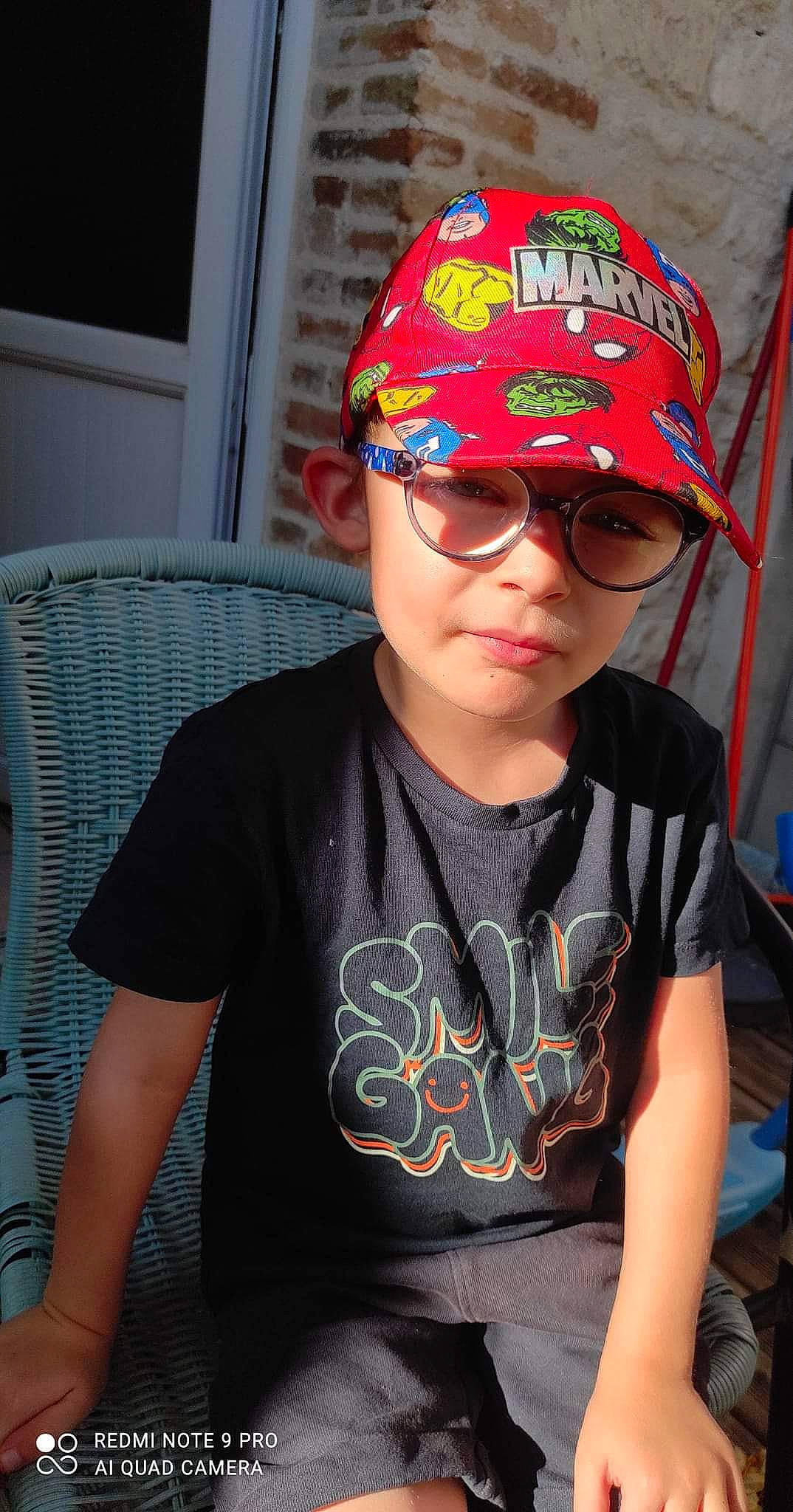 Valentin a rejoint le concours — aidez-le/la à gagner de superbes lots ! baseball_cap, cap, child, cool, electric_blue, eyewear, fashion_accessory, fun, glasses, goggles, headwear, jewellery, magenta, pattern, person, personal_protective_equipment, sitting, sleeve, sunglasses, t_shirt
