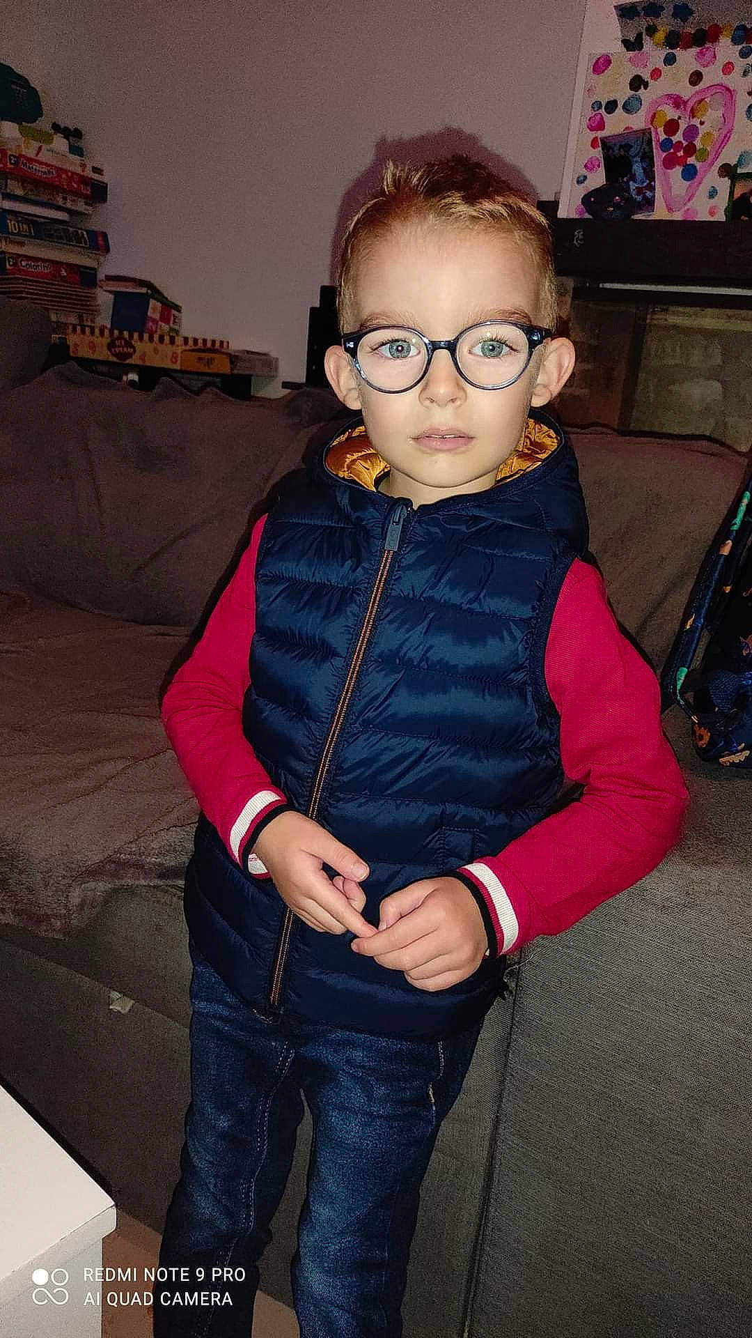 Valentin a rejoint le concours — aidez-le/la à gagner de superbes lots ! child, cool, couch, denim, electric_blue, event, eyewear, fashion, flooring, fun, glasses, goggles, hairstyle, head, iris, jeans, person, sleeve, textile, toddler