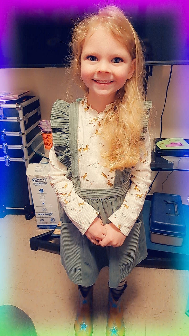 Daveena is registered to the contest to win money with this photo: blond, child, electric_blue, event, fashion_design, fun, hairstyle, happy, human_leg, iris, jewellery, joint, joy, long_hair, person, shoulder, skin, smile, standing, thigh