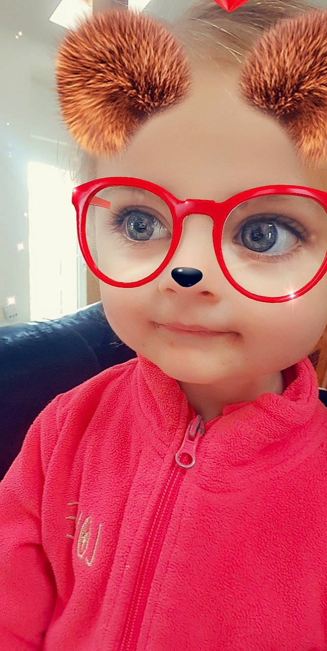 Ophelia participe au concours pour gagner de l'argent avec cette photo : chin, cool, eyebrow, eyelash, eyewear, forehead, gesture, glasses, goggles, jaw, lip, mouth, neck, nose, outerwear, person, pink, skin, sleeve, sunglasses