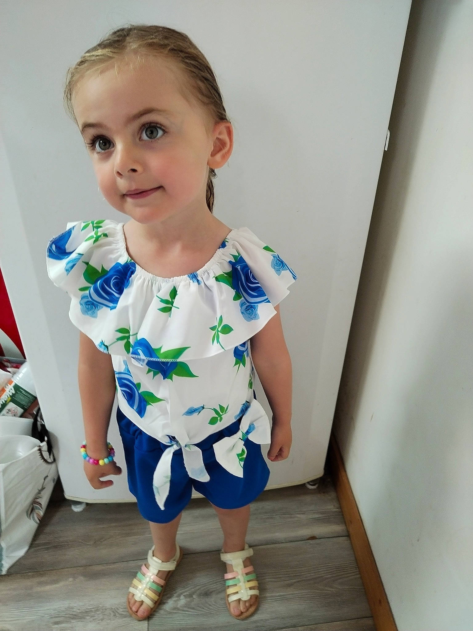 Ophelia a rejoint le concours — aidez-le/la à gagner de superbes lots ! baby, baby_toddler_clothing, child, electric_blue, fashion_design, flooring, happy, human_leg, knee, pattern, person, sandal, sitting, sleeve, t_shirt, toddler
