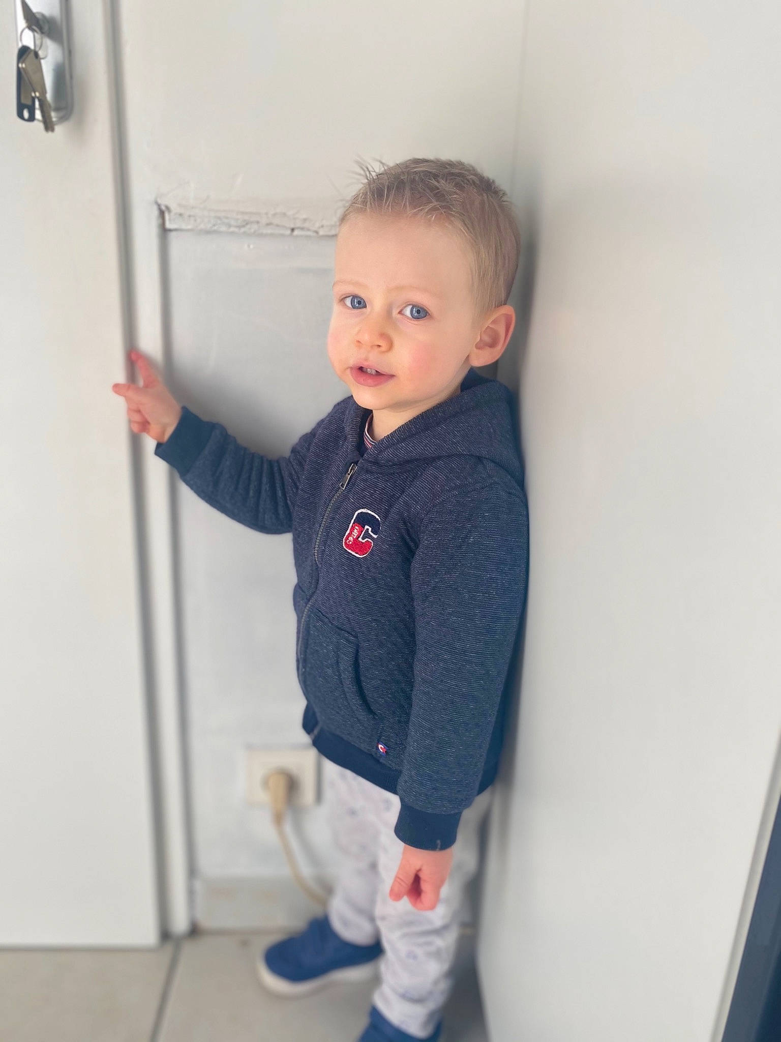 Ethan a rejoint le concours — aidez-le/la à gagner de superbes lots ! baby, baby_toddler_clothing, child, elbow, electric_blue, face, flooring, gas, joint, knee, person, shoulder, sleeve, smile, sock, sweatpant, t_shirt, thumb, toddler, trunk