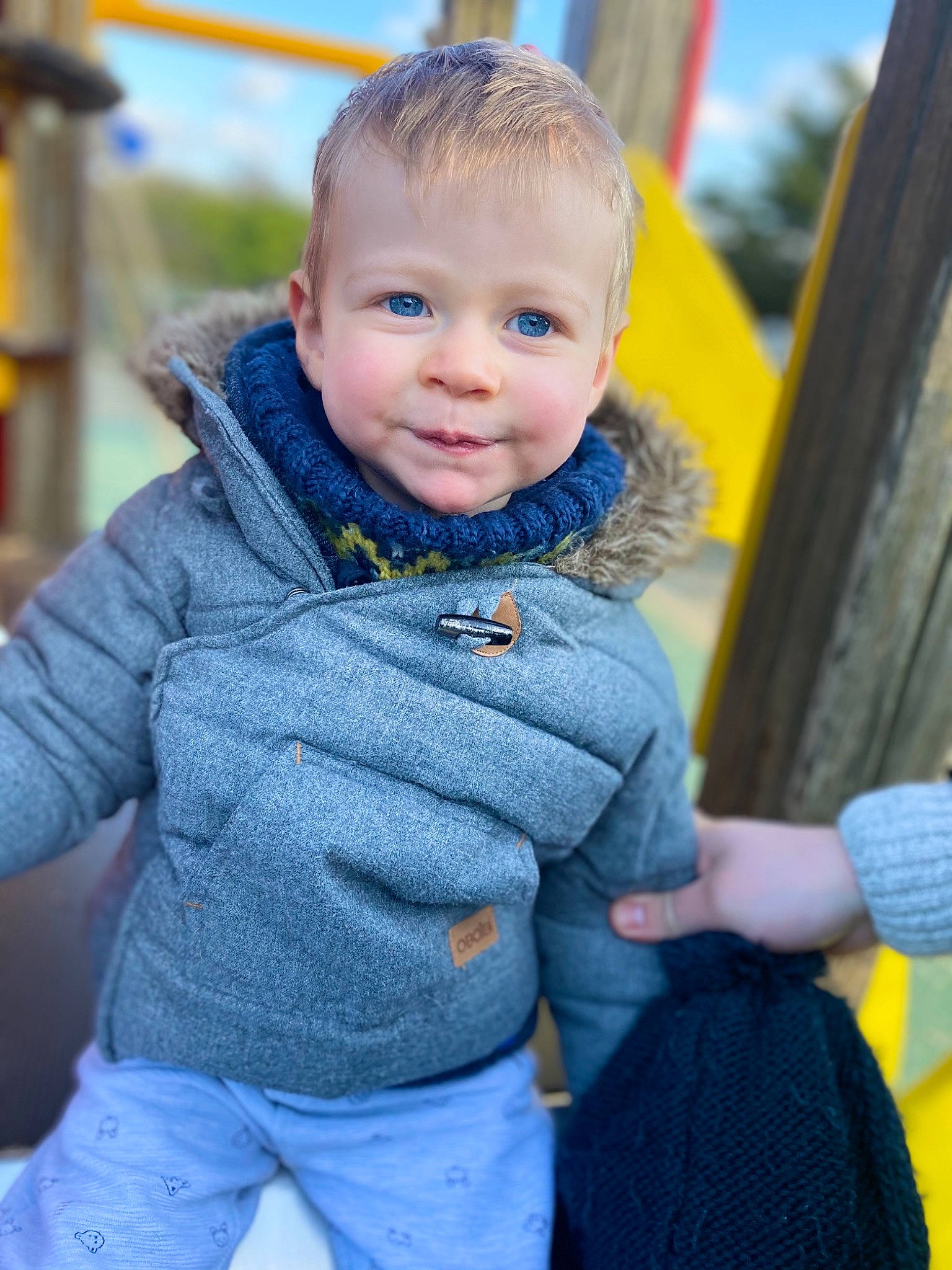 Ethan participe au concours pour gagner de l'argent avec cette photo : azure, baby, baby_toddler_clothing, blond, blue, child, electric_blue, fun, grass, happy, head, iris, leisure, person, sitting, skin, sleeve, smile, standing, toddler