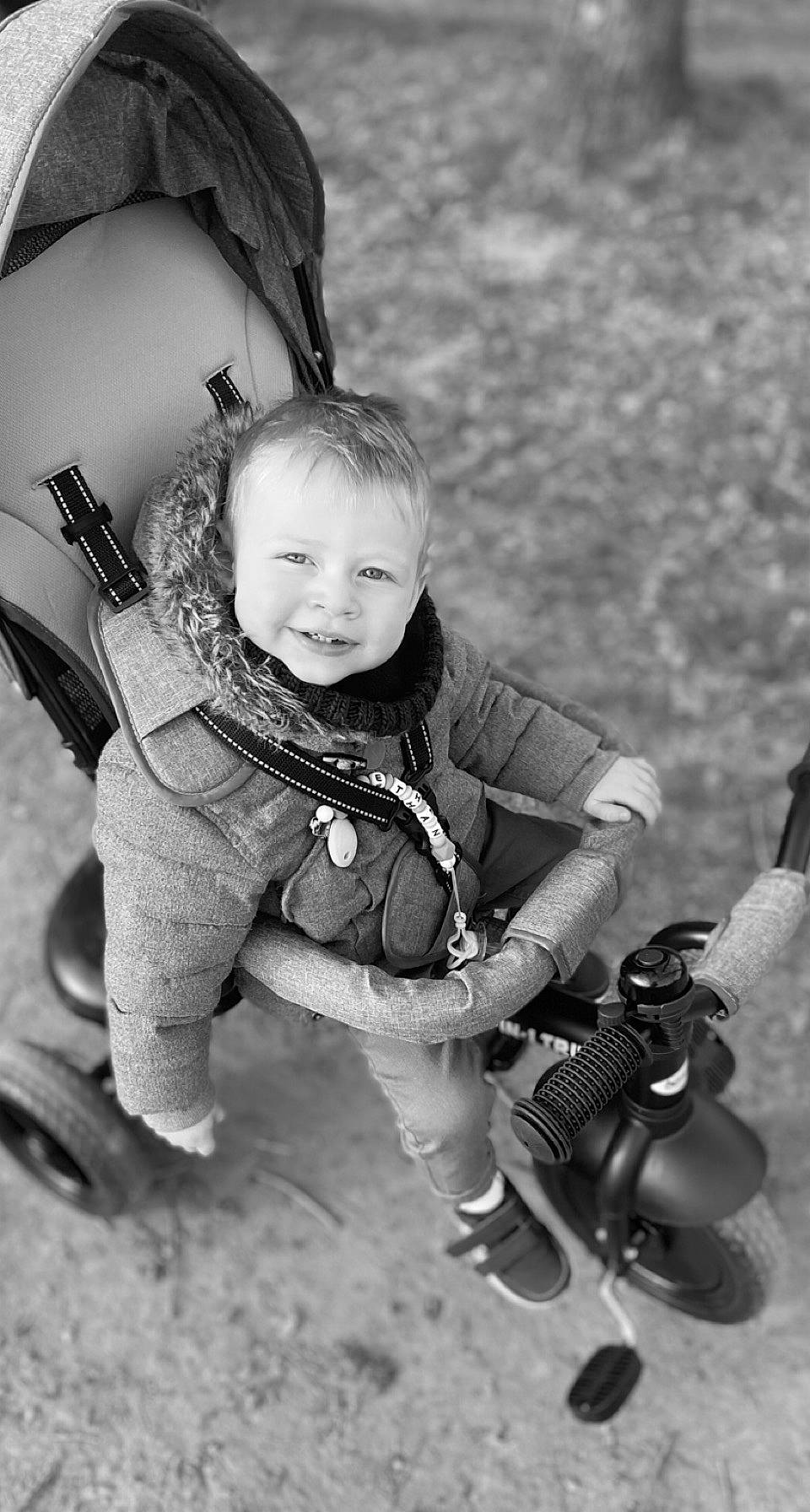 Ethan a rejoint le concours — aidez-le/la à gagner de superbes lots ! baby, black_and_white, boot, child, flash_photography, fun, grass, happy, joy, monochrome, monochrome_photography, people_in_nature, person, play, recreation, sitting, skin, smile, standing, stock_photography