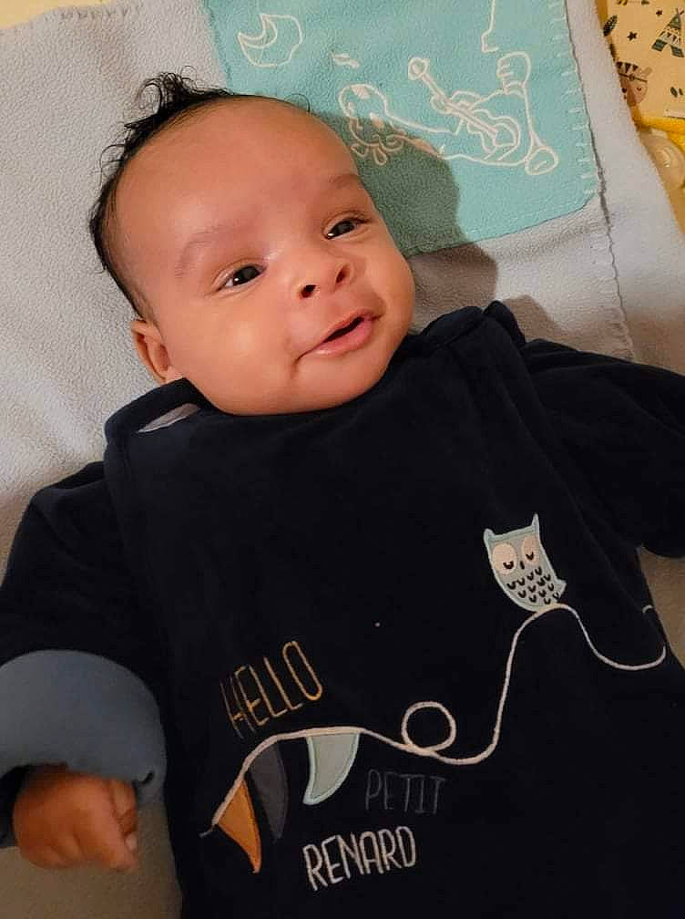 Sualy a rejoint le concours — aidez-le/la à gagner de superbes lots ! baby, baby_toddler_clothing, cheek, child, collar, comfort, design, face, facial_expression, happy, linens, long_sleeved_t_shirt, person, product, skin, sleeve, smile, sportswear, t_shirt, textile