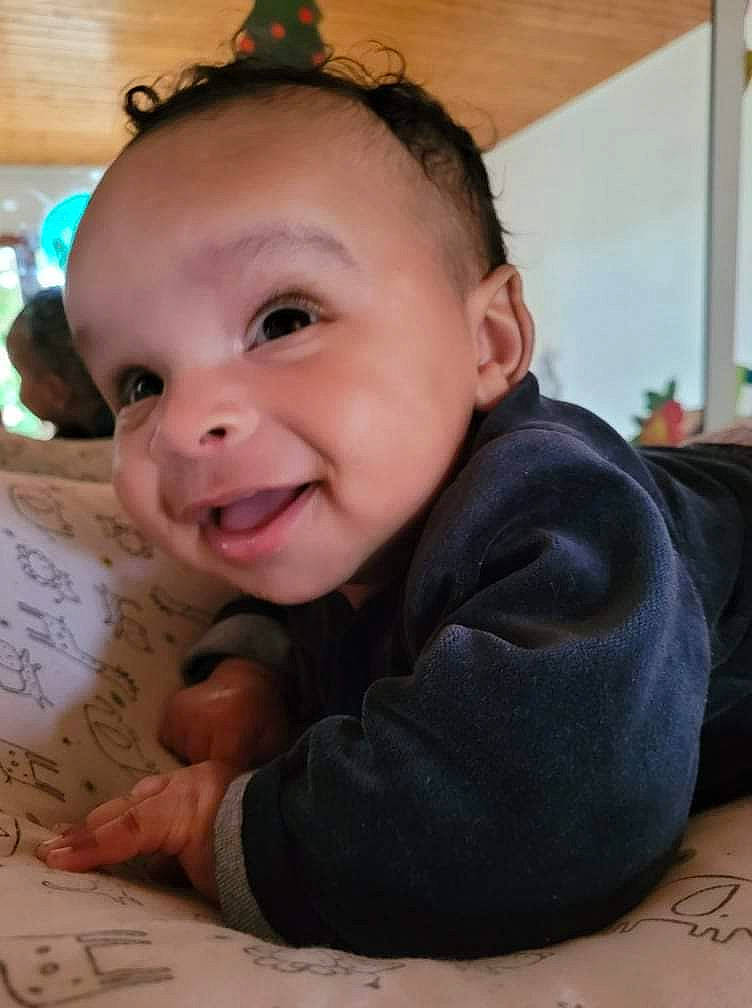 Sualy participe au concours pour gagner de l'argent avec cette photo : baby, baby_toddler_clothing, cheek, child, chin, event, forehead, fun, happy, head, iris, lip, mouth, nose, person, room, sitting, skin, smile, toddler