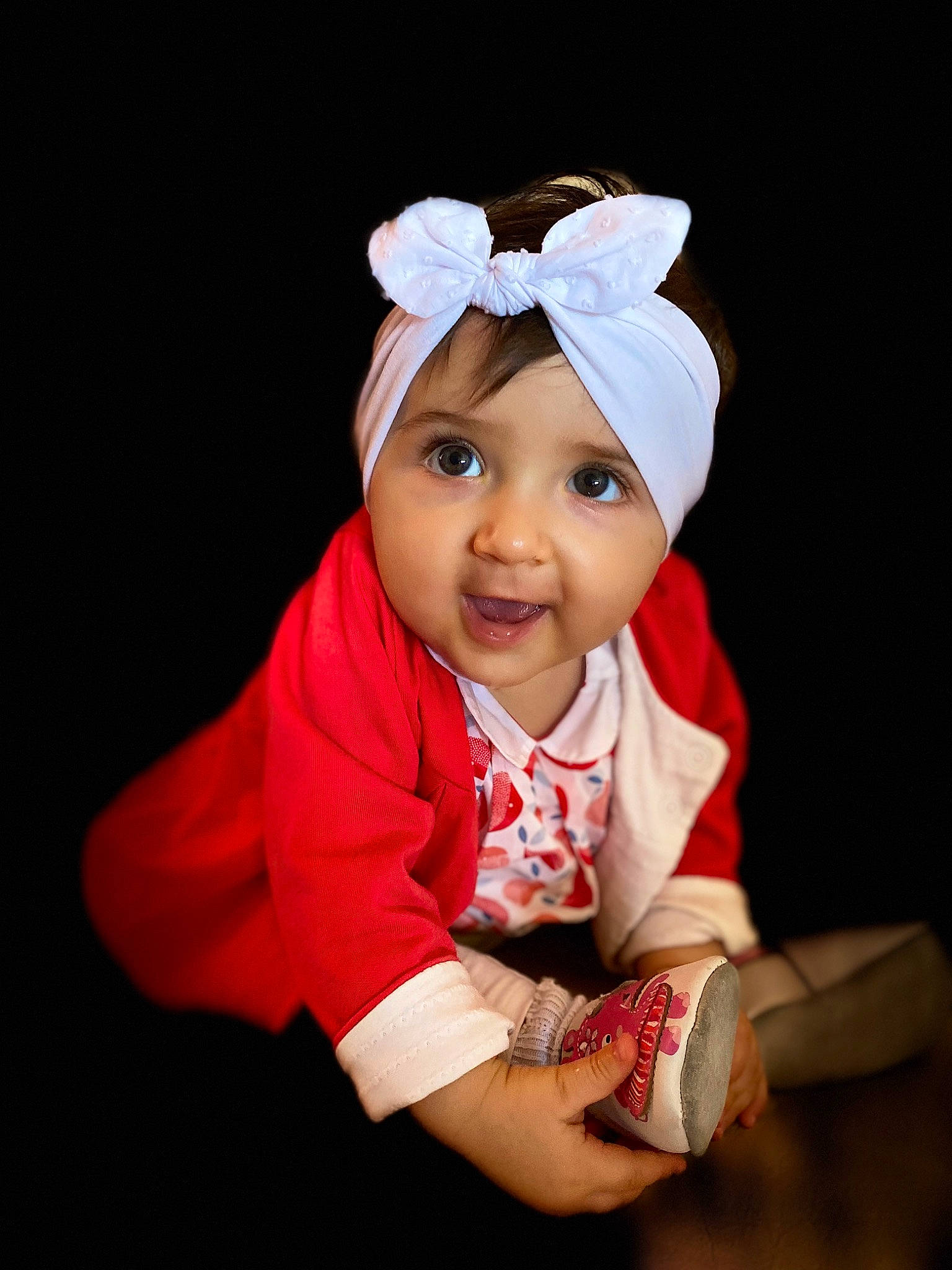 Clara participe au concours pour gagner de l'argent avec cette photo : baby, cheek, child, child_model, costume, ear, fun, hair_accessory, happy, head, headgear, headwear, organ, person, photography, red, skin, smile, toddler