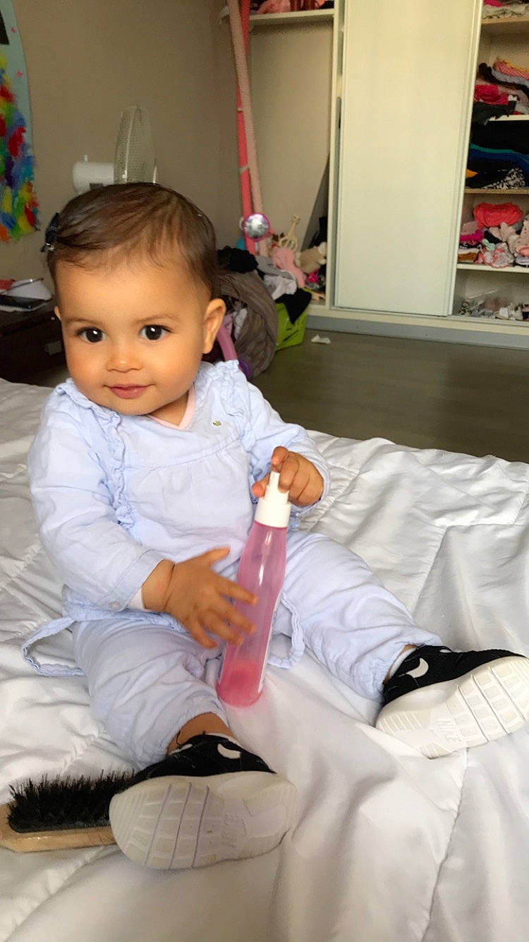Seyana participe au concours pour gagner de l'argent avec cette photo : baby, baby_toddler_clothing, bottle, cheek, child, comfort, dress, event, flooring, fun, happy, joy, knee, leg, person, plastic_bottle, shelf, skin, smile, textile