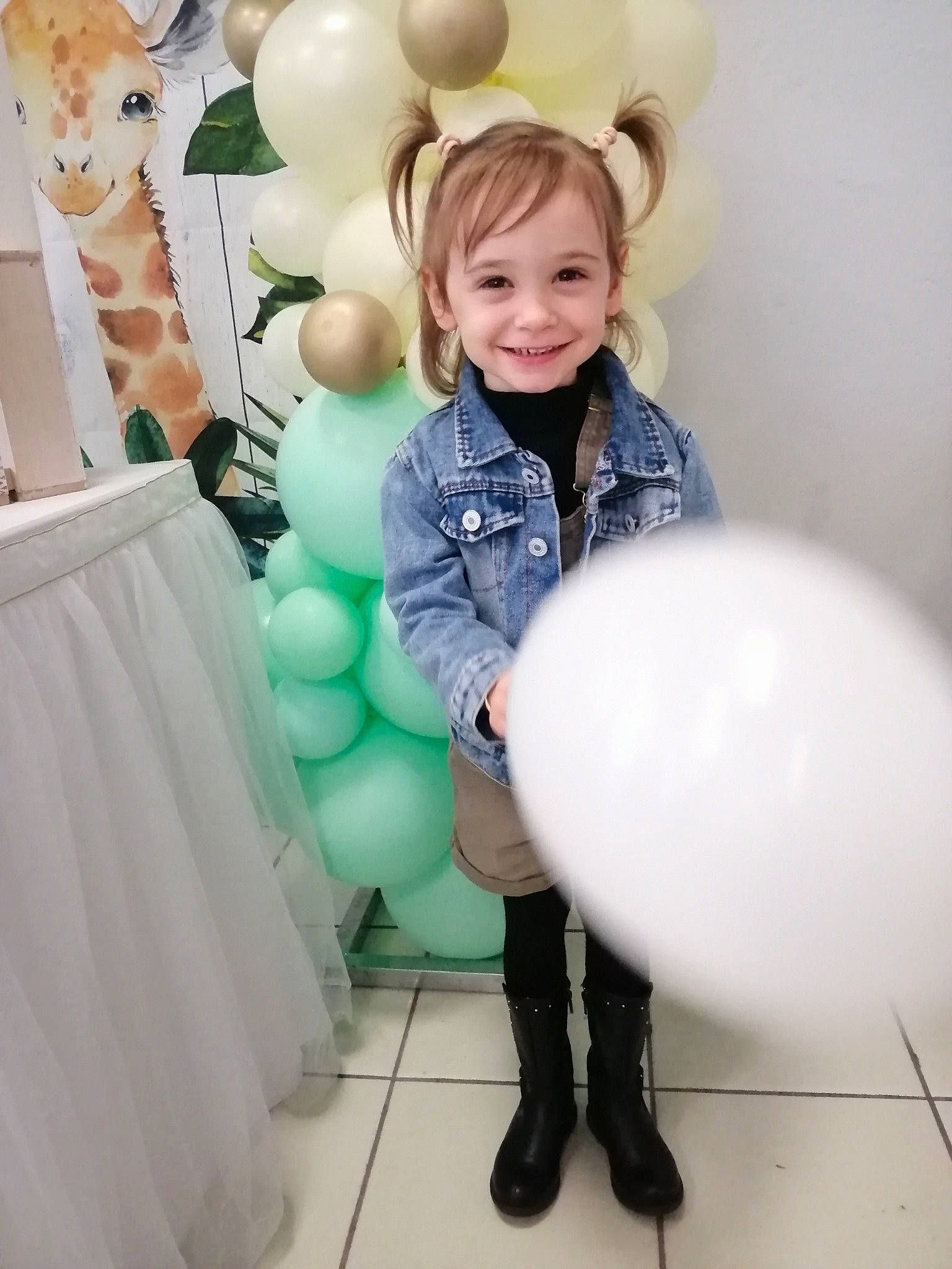 Emy participe au concours pour gagner de l'argent avec cette photo : balloon, beauty, boot, electric_blue, event, fashion, flash_photography, formal_wear, fun, happy, joy, lighting, organ, party_supply, person, photograph, pink, smile, snapshot, toddler