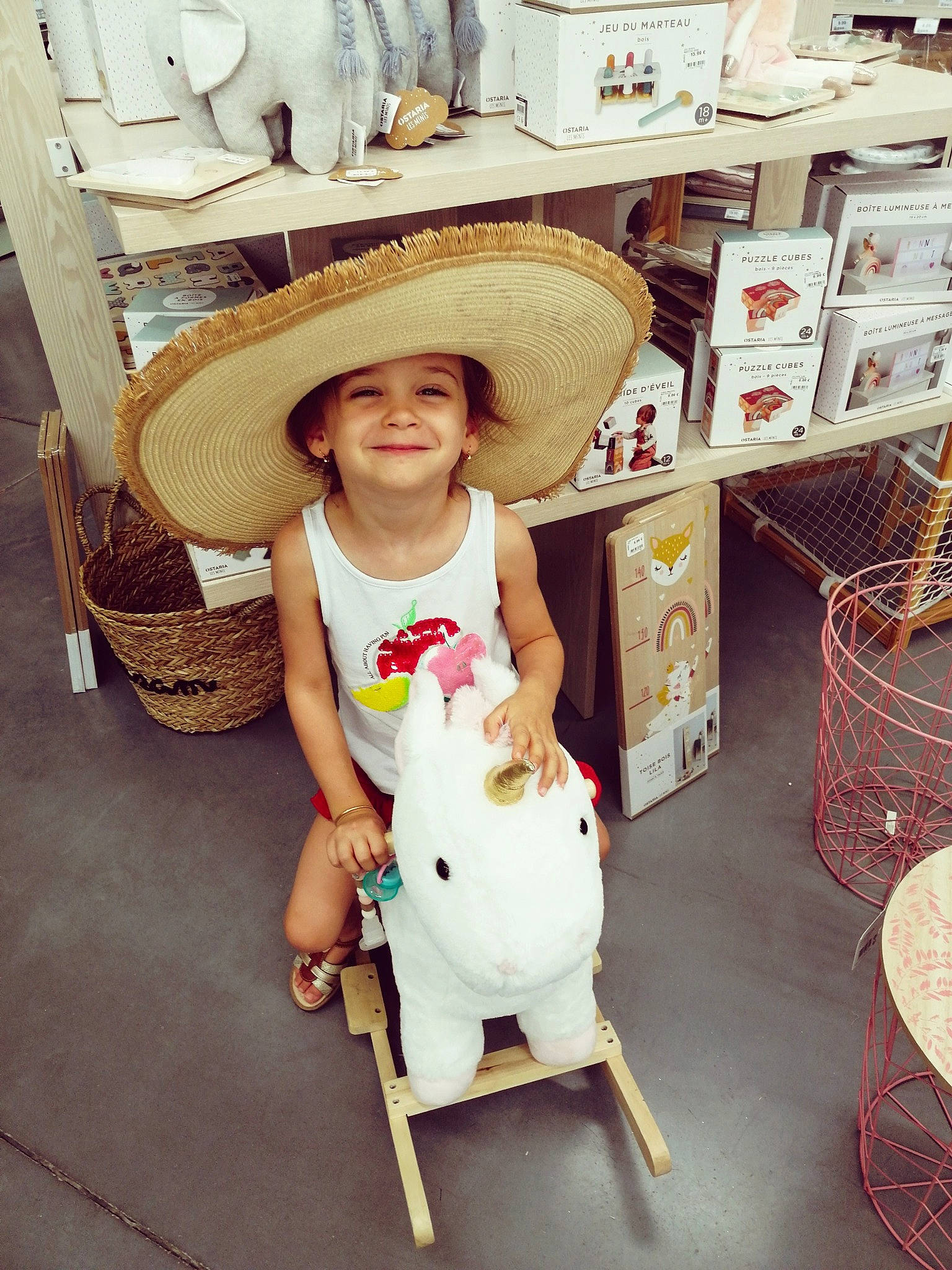 Emy a rejoint le concours — aidez-le/la à gagner de superbes lots ! baby, baby_toddler_clothing, basket, child, fashion_accessory, floor, flooring, fun, happy, hat, headwear, joy, pattern, person, room, shelf, sitting, sleeve, smile, sun_hat