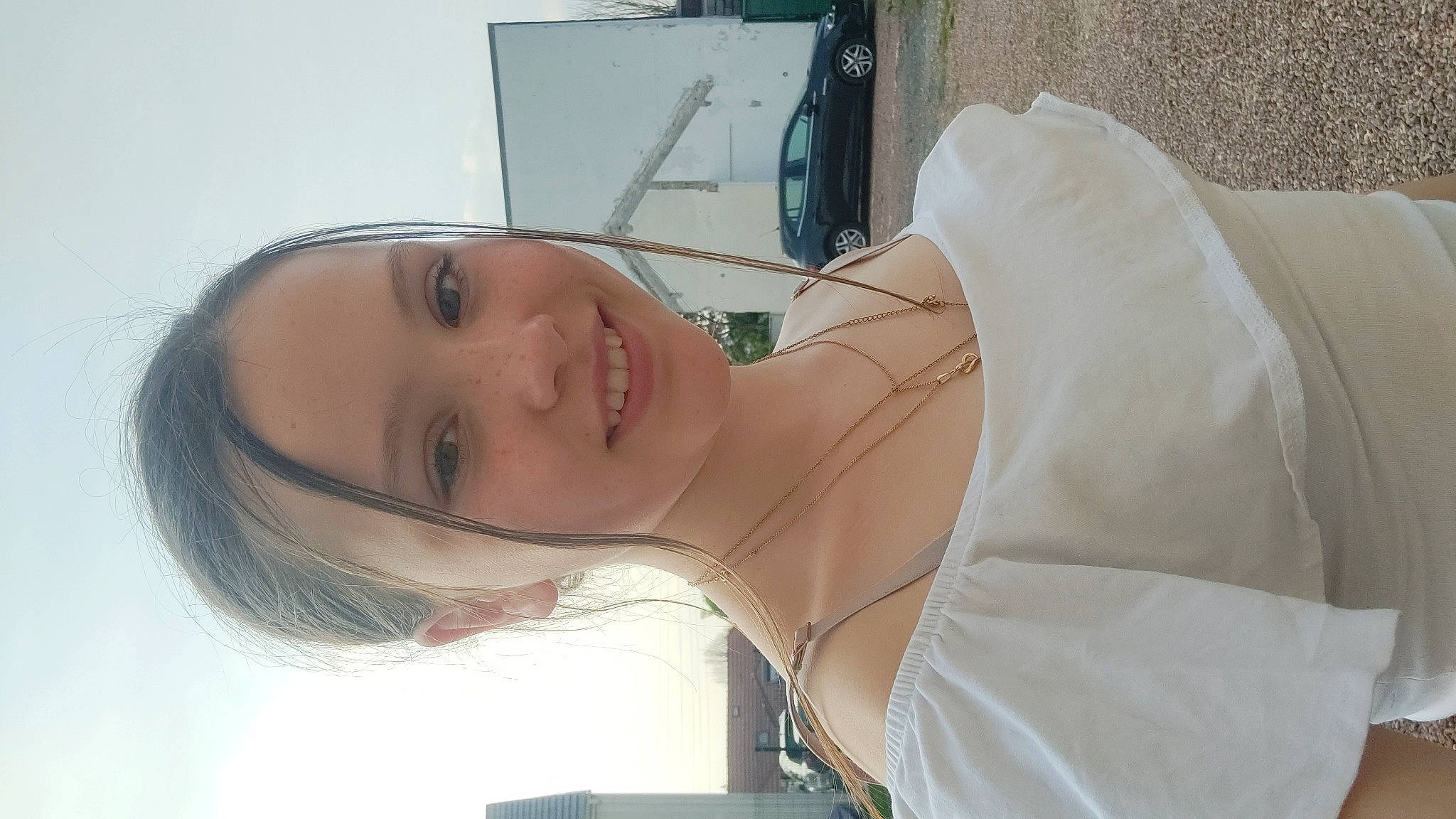 Anaé participe au concours pour gagner de l'argent avec cette photo : chin, comfort, elbow, eye, eyebrow, eyelash, eyewear, happy, head, human_body, jaw, joint, joy, lip, mouth, neck, nose, person, shoulder, skin