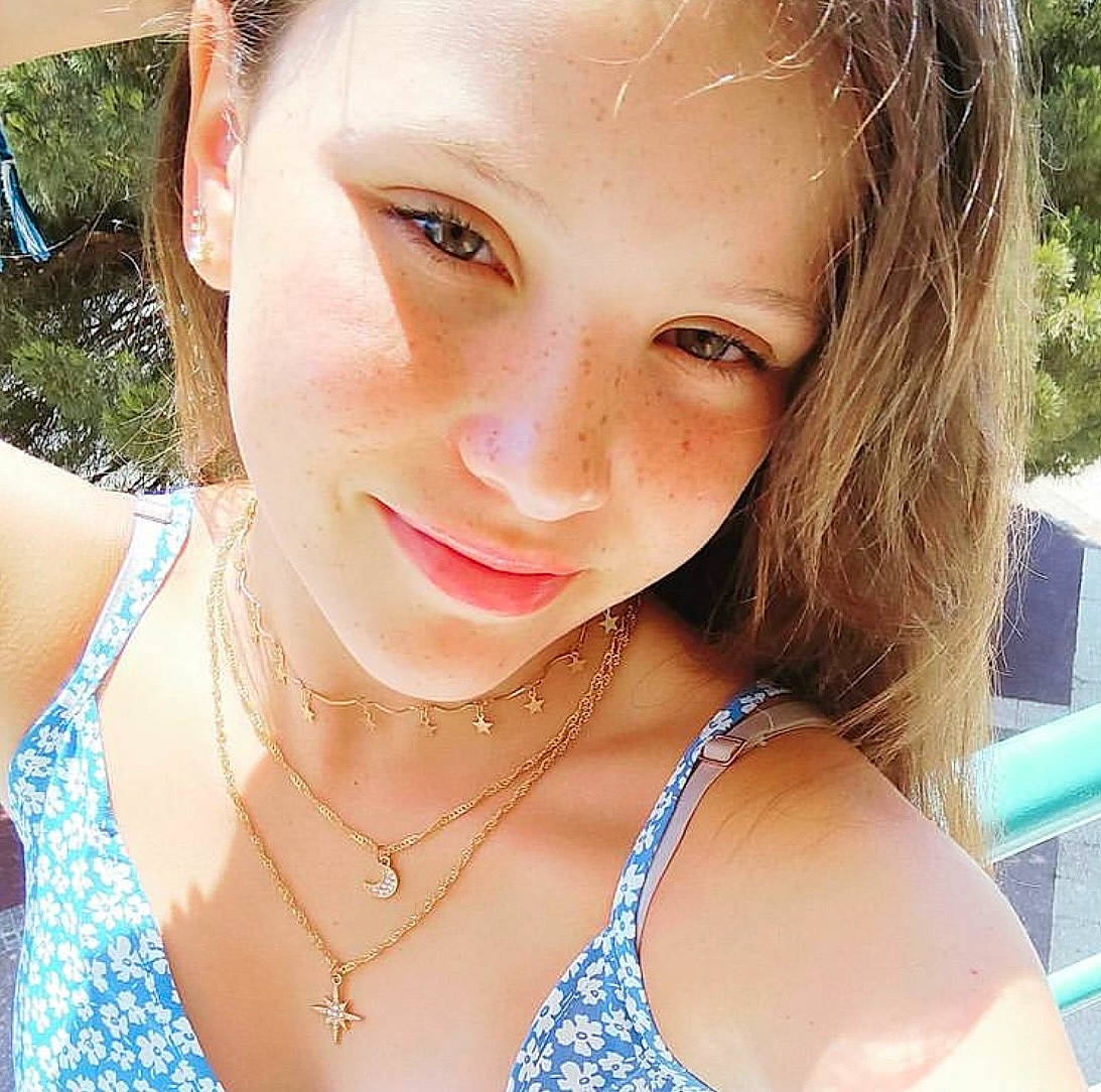 Anaé a rejoint le concours — aidez-le/la à gagner de superbes lots ! beauty, blond, body_jewelry, chest, cool, eyelash, grass, hair, happy, jaw, jewellery, joy, lip, long_hair, neck, nose, person, selfie, shoulder, smile