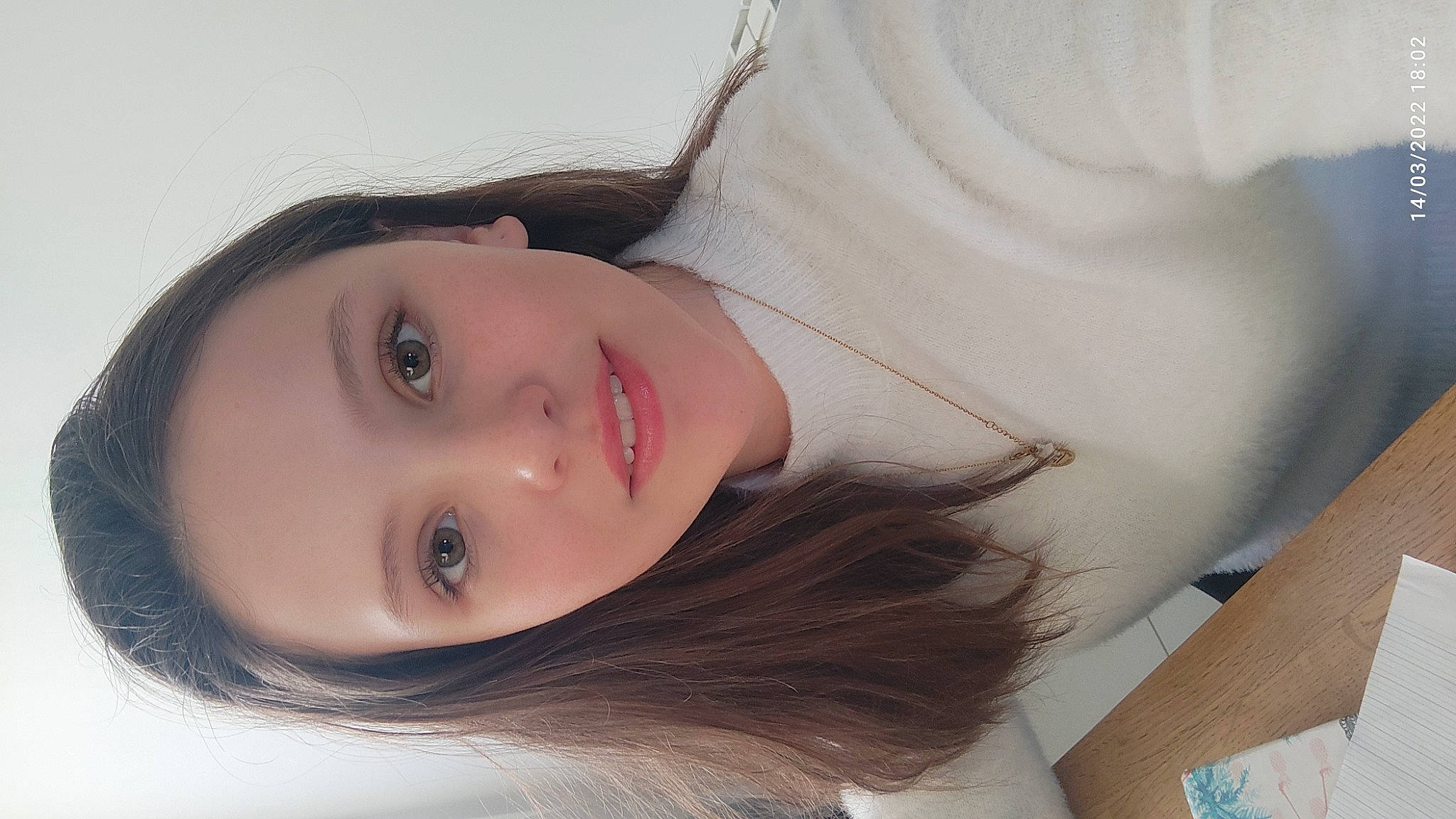 Anaé a rejoint le concours — aidez-le/la à gagner de superbes lots ! black_hair, cheek, ear, eyebrow, eyelash, flash_photography, forehead, happy, human_body, iris, jaw, joy, layered_hair, lip, mouth, neck, nose, person, selfie, shoulder