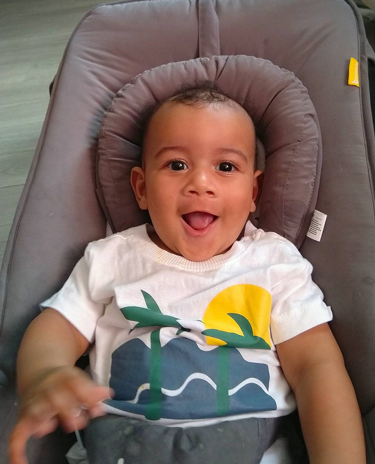 Yanis participe au concours pour gagner de l'argent avec cette photo : baby, baby_toddler_clothing, car_seat, cheek, child, comfort, cool, eye, face, facial_expression, fun, happy, head, person, product, sitting, skin, sleeve, smile, t_shirt