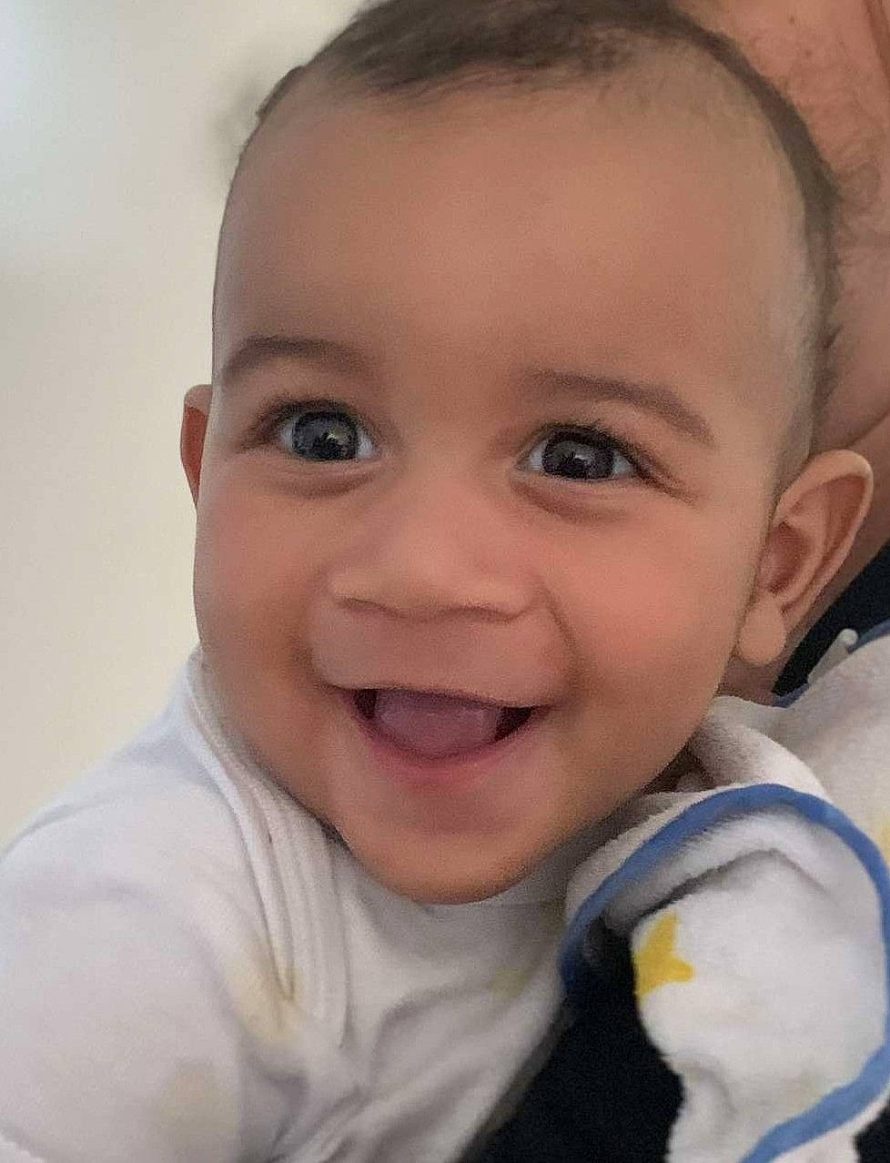 Yanis a rejoint le concours — aidez-le/la à gagner de superbes lots ! baby, baby_toddler_clothing, cheek, child, drinkware, ear, eye, eyebrow, eyelash, forehead, gesture, happy, iris, joy, lip, mouth, nose, person, skin, smile