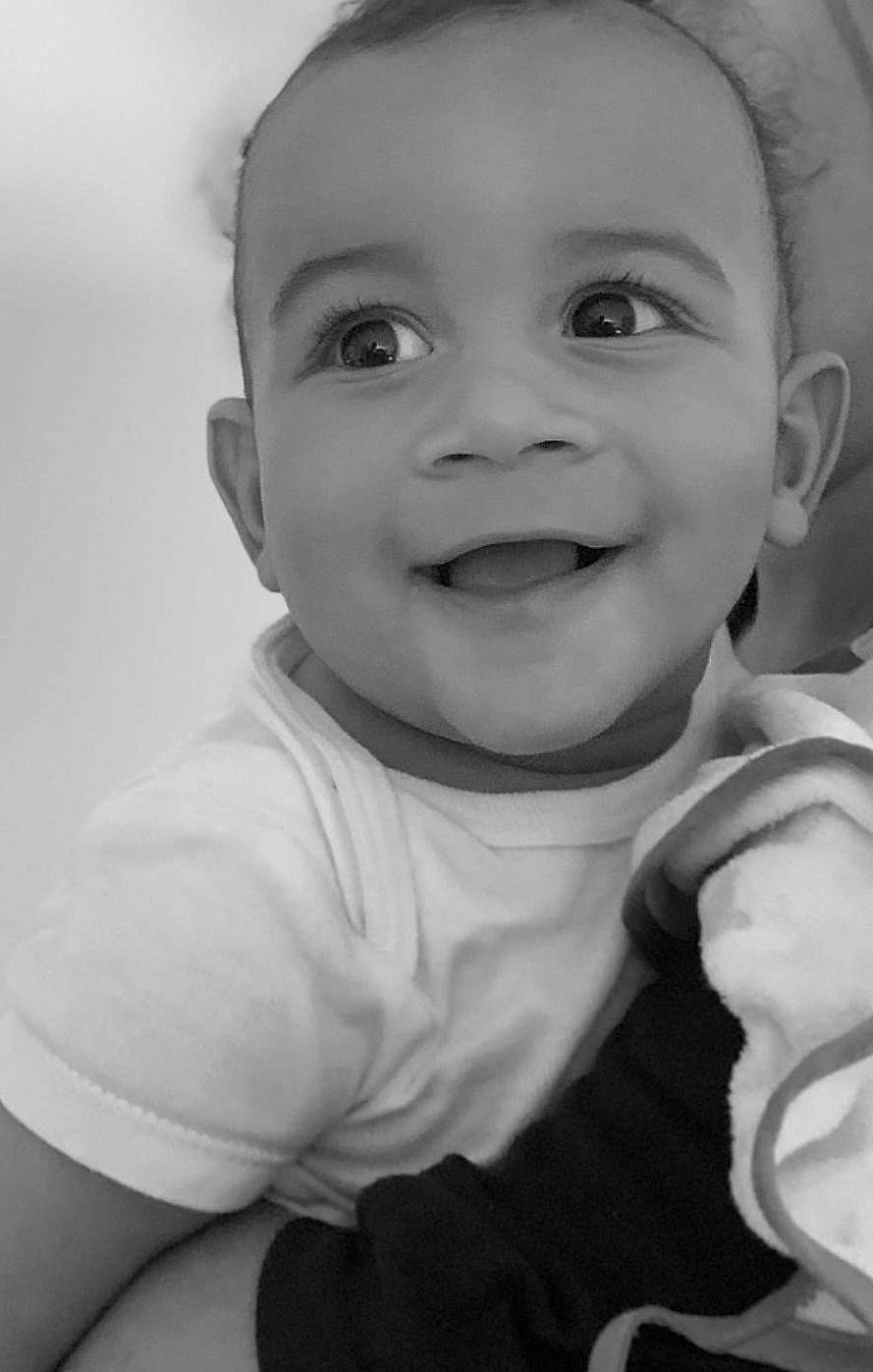 Yanis a rejoint le concours — aidez-le/la à gagner de superbes lots ! arm, baby, black_and_white, cheek, eye, flash_photography, gesture, hand, happy, head, human_body, iris, joy, lip, mouth, nose, person, skin, sleeve, smile